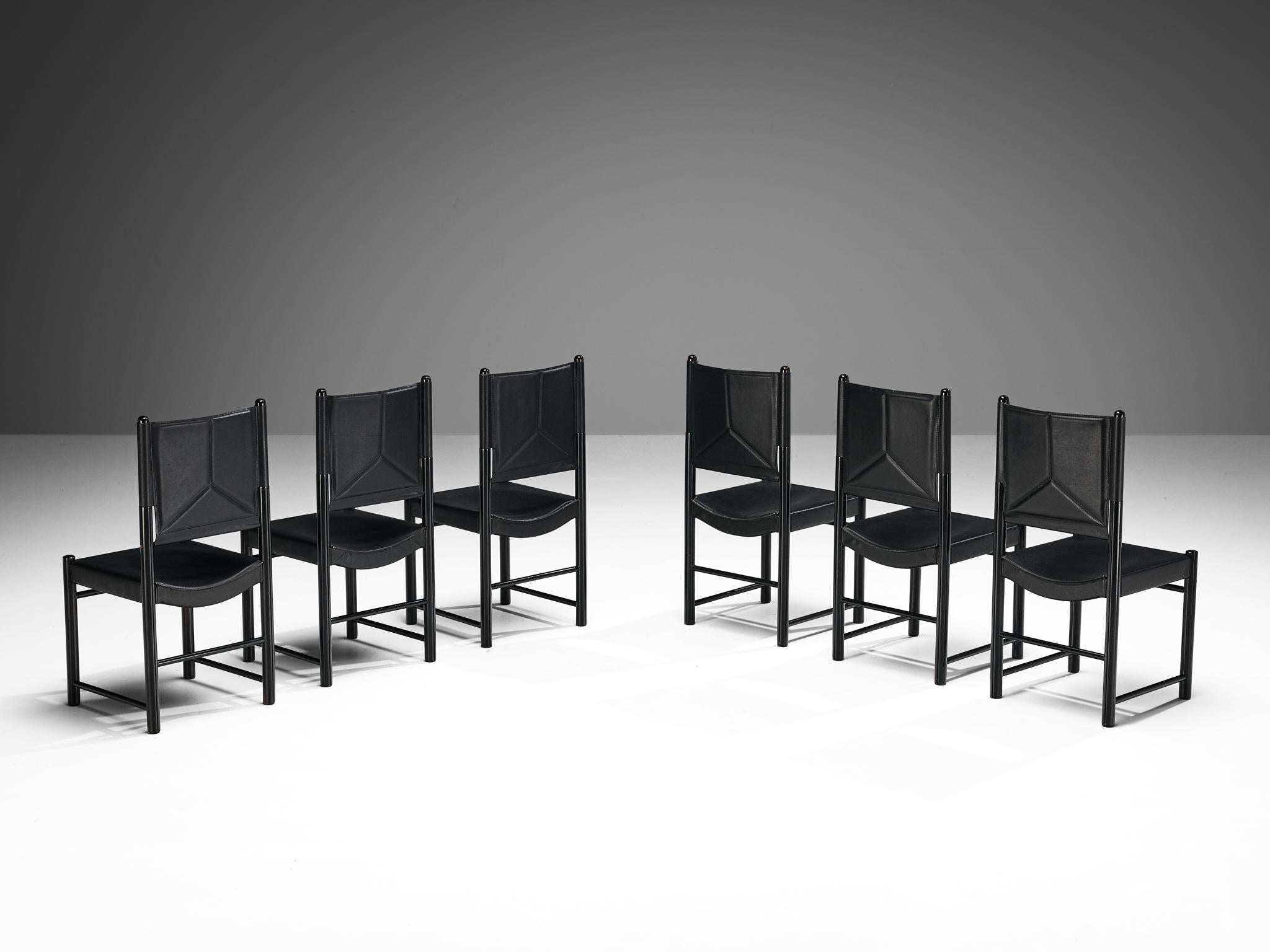 Italienisches Set aus sechs Esszimmerstühlen mit schwarzer Polsterung und schwarzem Gestell  (Kunstleder) im Angebot