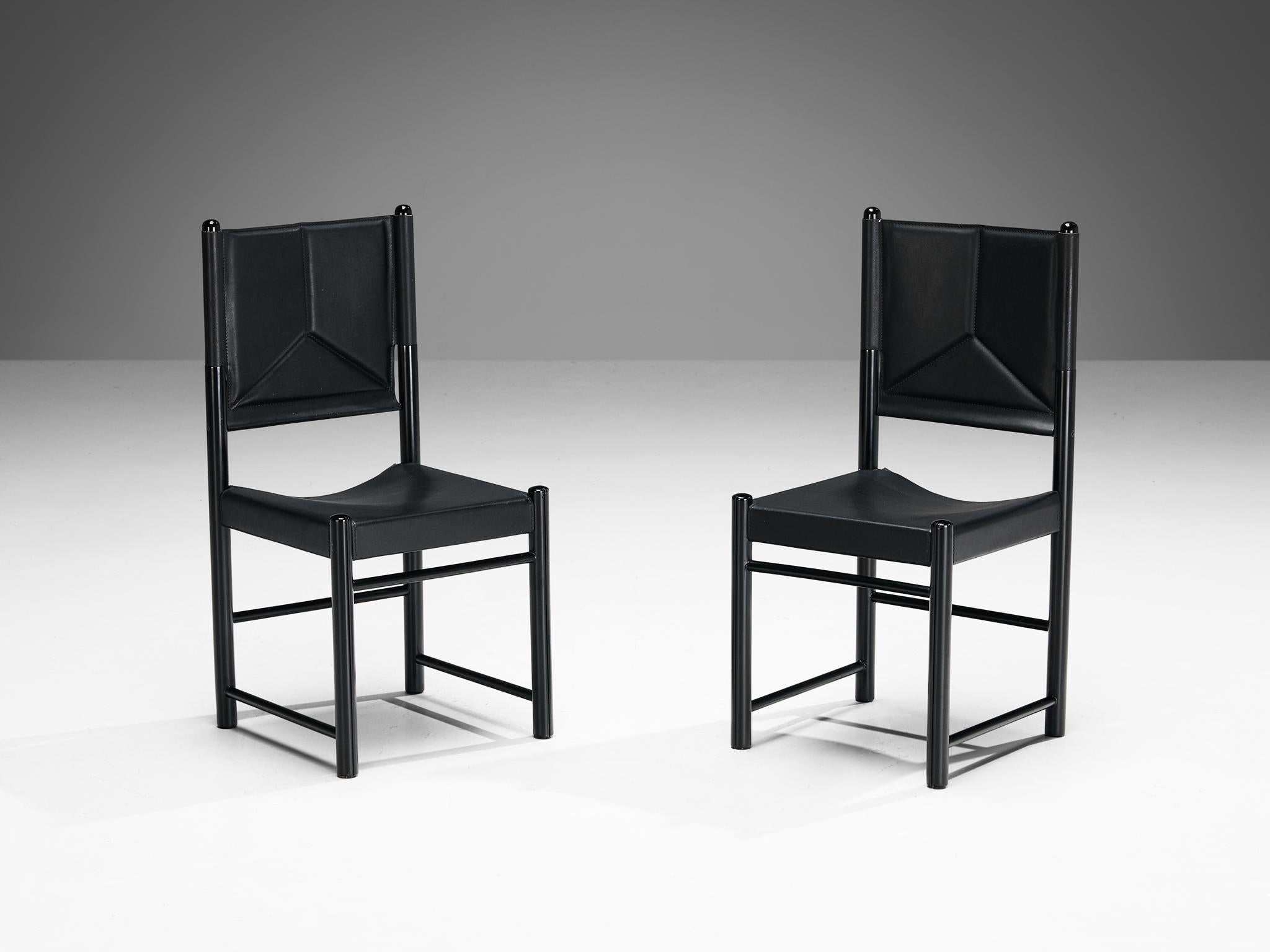 Italienisches Set aus sechs Esszimmerstühlen mit schwarzer Polsterung und schwarzem Gestell  im Angebot 1