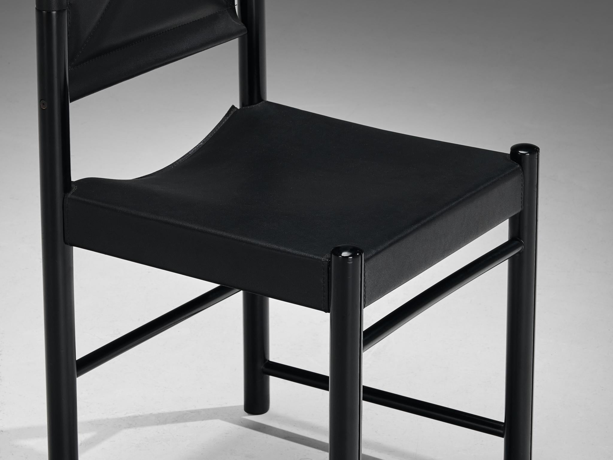 Italienisches Set aus sechs Esszimmerstühlen mit schwarzer Polsterung und schwarzem Gestell  im Angebot 2
