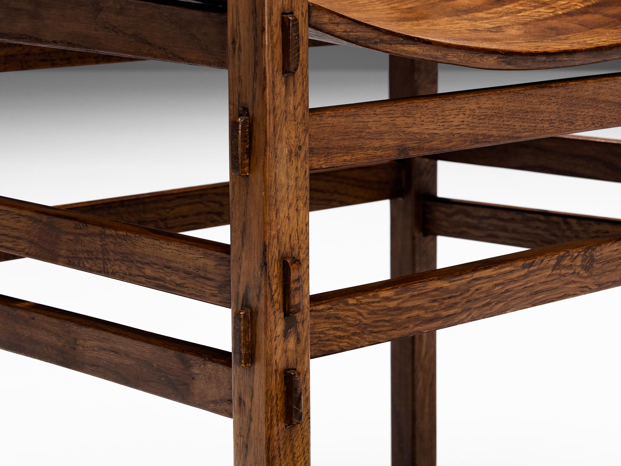 Set italiano di sei sedie da pranzo in Oak con schienali geometrici intagliati in vendita 3