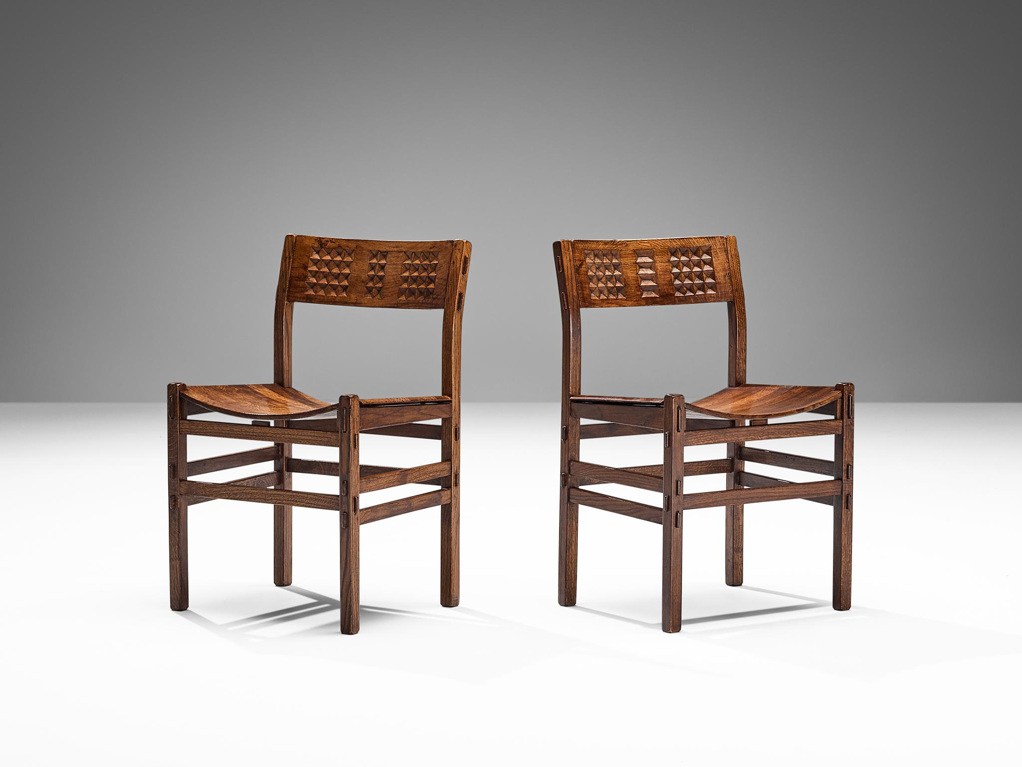 Italienisches Set aus sechs Esszimmerstühlen aus Eiche mit geometrischen geschnitzten Rückenlehnen (Postmoderne) im Angebot