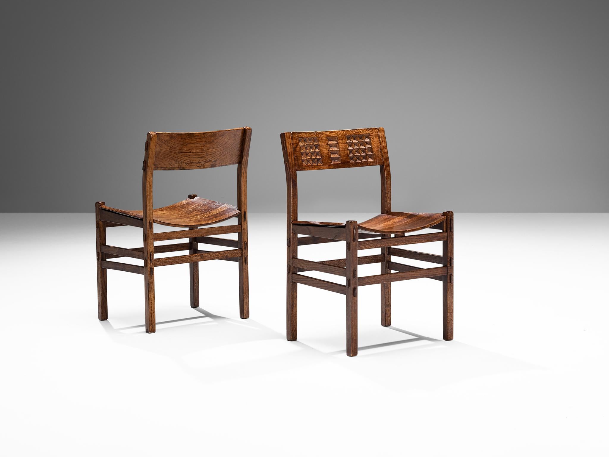 Italienisches Set aus sechs Esszimmerstühlen aus Eiche mit geometrischen geschnitzten Rückenlehnen (Eichenholz) im Angebot