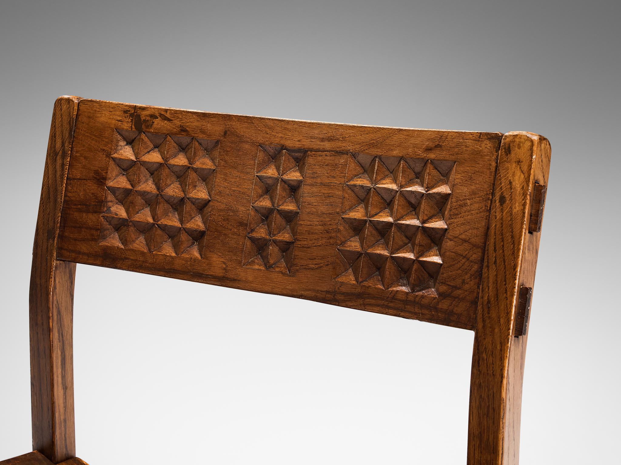 Italienisches Set aus sechs Esszimmerstühlen aus Eiche mit geometrischen geschnitzten Rückenlehnen im Angebot 1