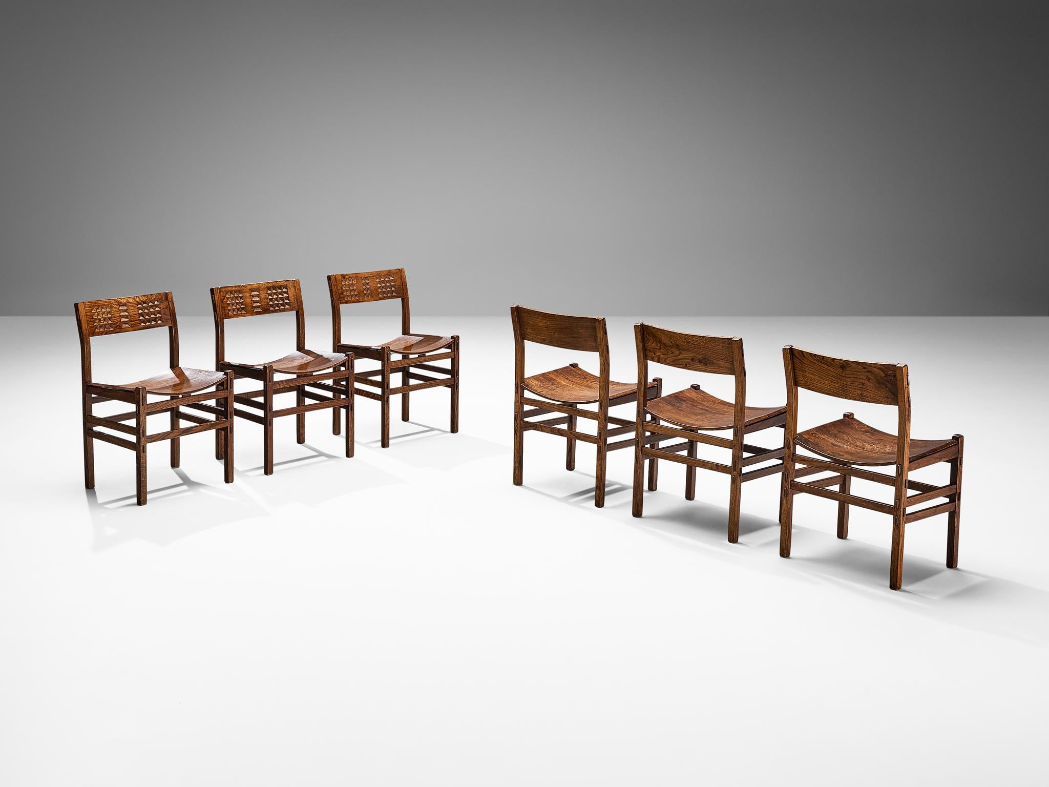 Italienisches Set aus sechs Esszimmerstühlen aus Eiche mit geometrischen geschnitzten Rückenlehnen im Angebot 2