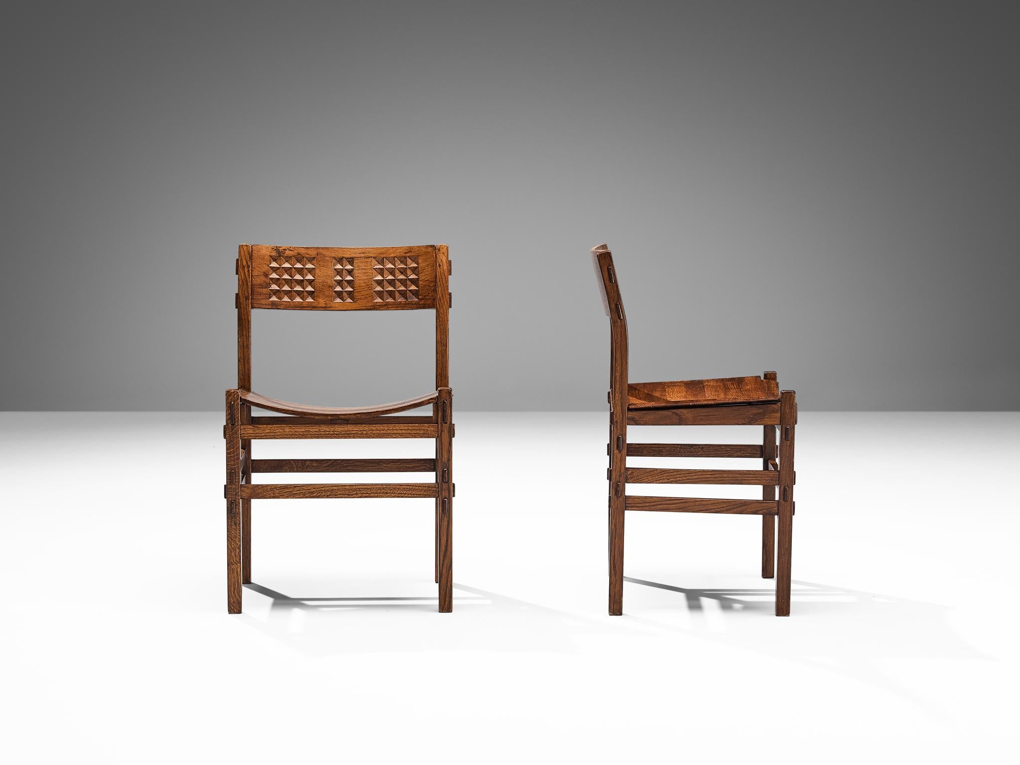 Italienisches Set aus sechs Esszimmerstühlen aus Eiche mit geometrischen geschnitzten Rückenlehnen im Angebot 3