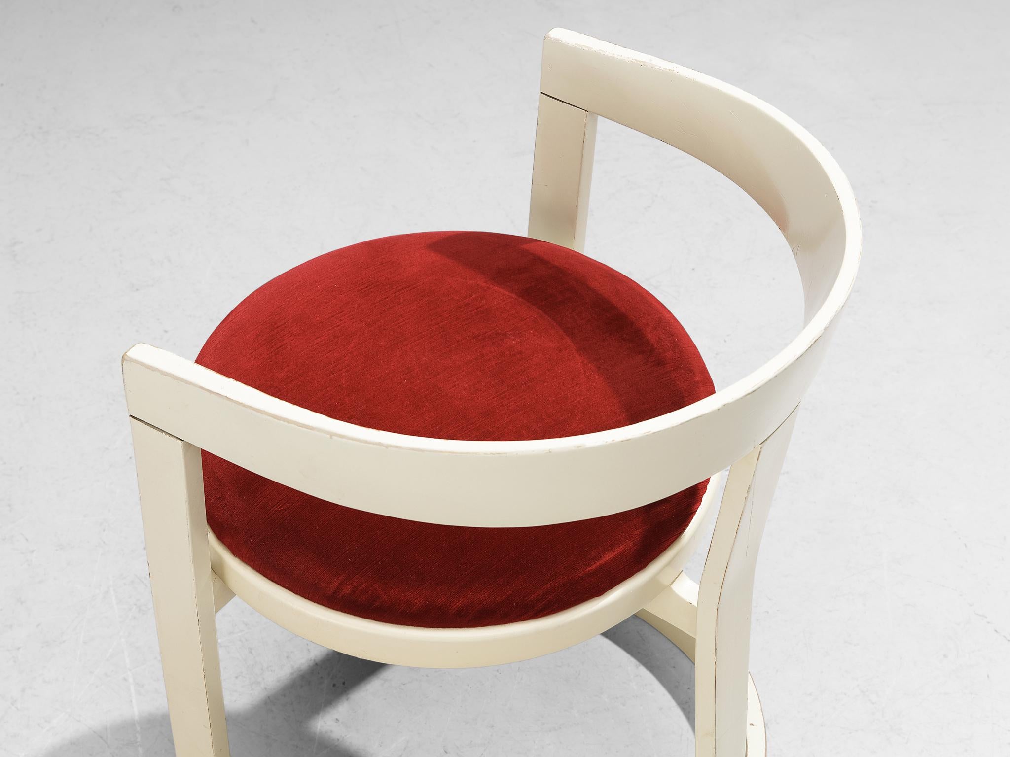 Mid-Century moderno Set italiano di sei sedie da pranzo in velluto rosso e legno laccato bianco
