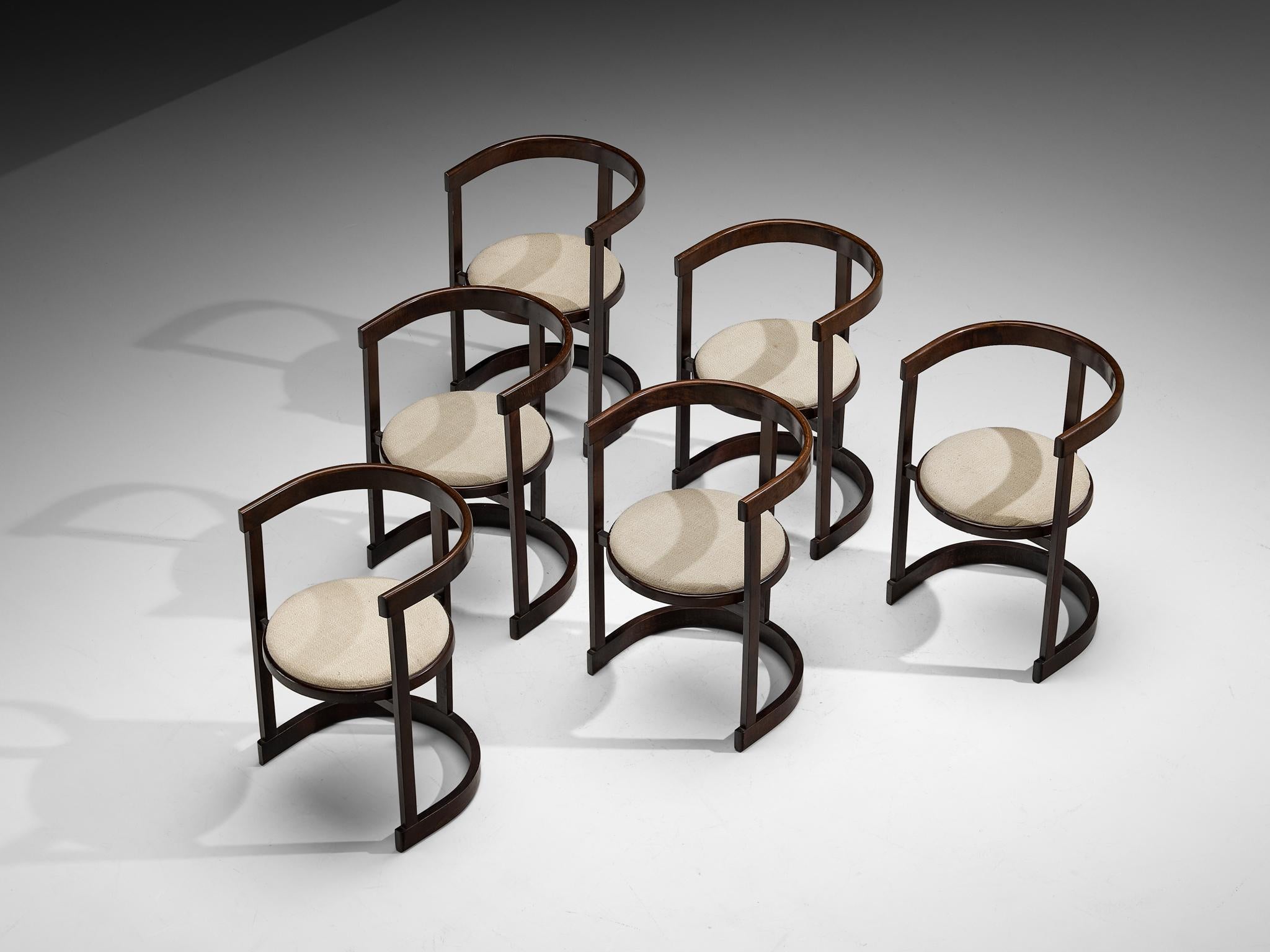 Set di sei sedie da pranzo, faggio, tessuto, Italia, anni '1960

Tutto in questo set di poltrone è elegantemente rotondo. Lo schienale/bracciolo riprende la base con la stessa forma semicircolare e aperta. Tre listelli verticali, di cui quello