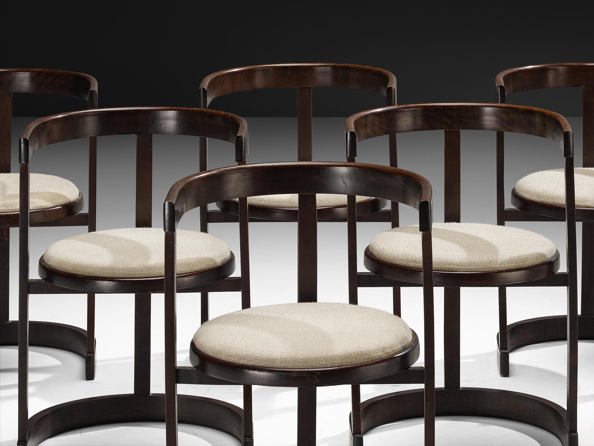 Mid-Century moderno Set italiano di sei sedie da pranzo in legno tinto e tappezzeria bianco sporco in vendita