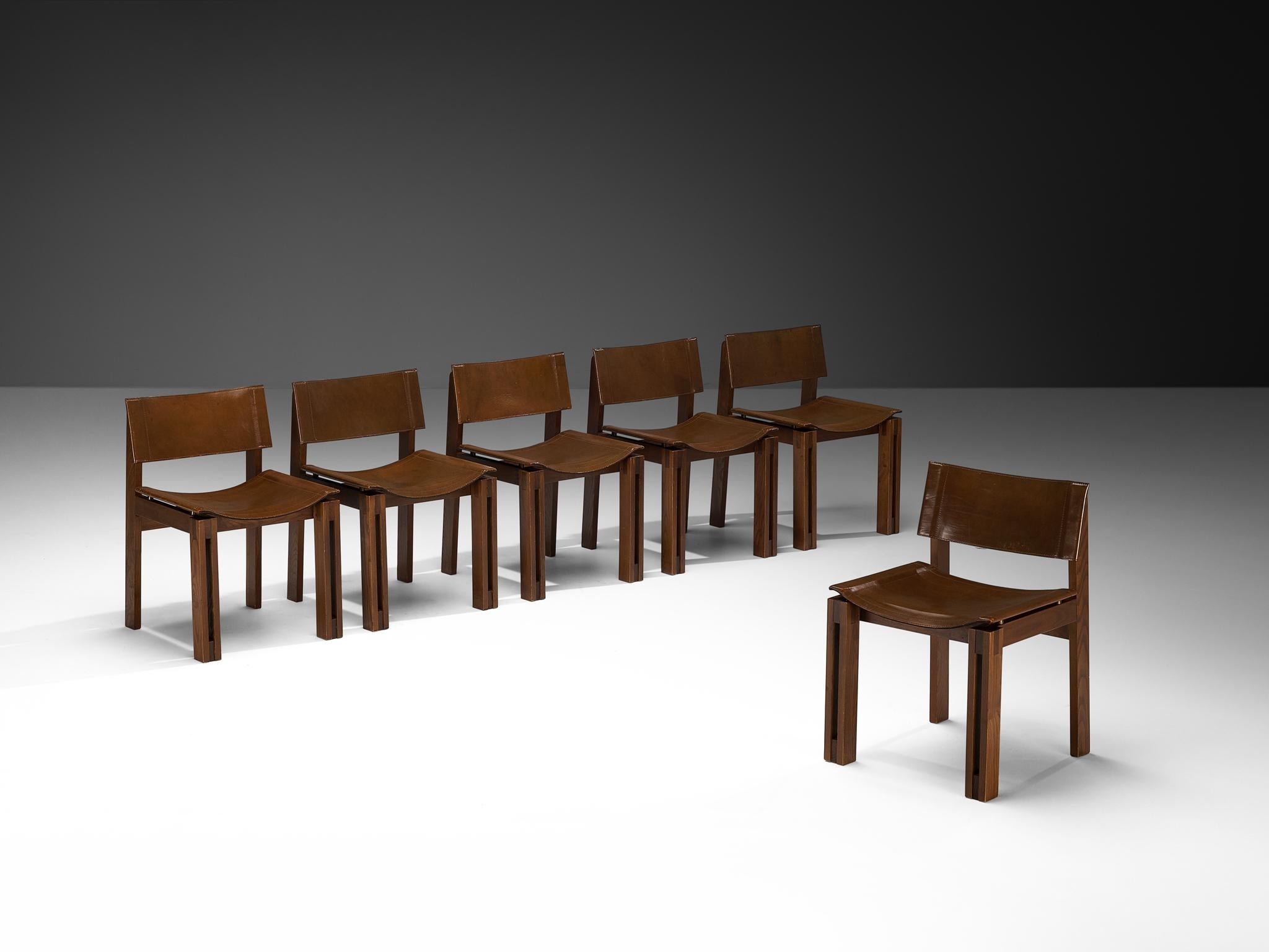 Juego de seis sillas, fresno, cuero, Italia, años 60

Este elegante conjunto de seis sillas se fabricó en Italia en la década de 1960, combinando la cálida madera de fresno con el rico cuero marrón. Los asientos esculpidos en forma de silla de