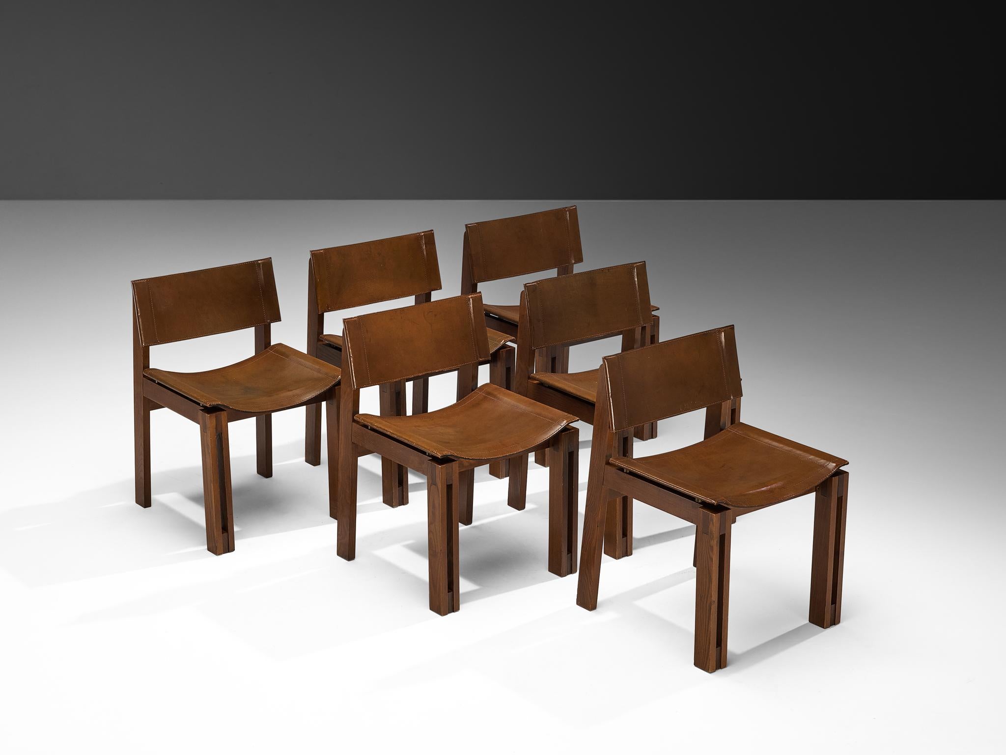 Conjunto italiano de seis sillas de comedor de mediados de siglo en fresno y cuero Moderno de mediados de siglo en venta