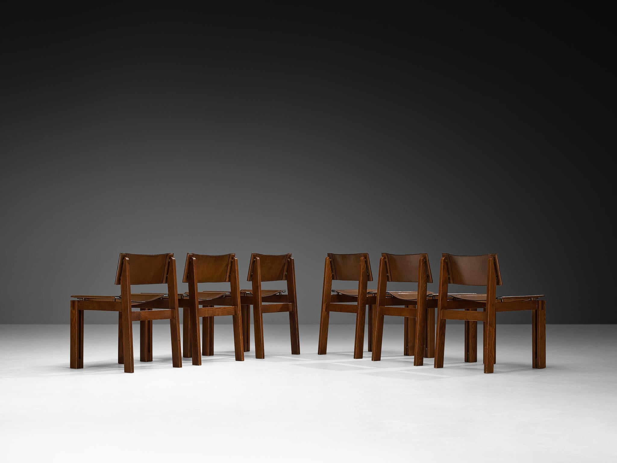 Conjunto italiano de seis sillas de comedor de mediados de siglo en fresno y cuero Italiano en venta