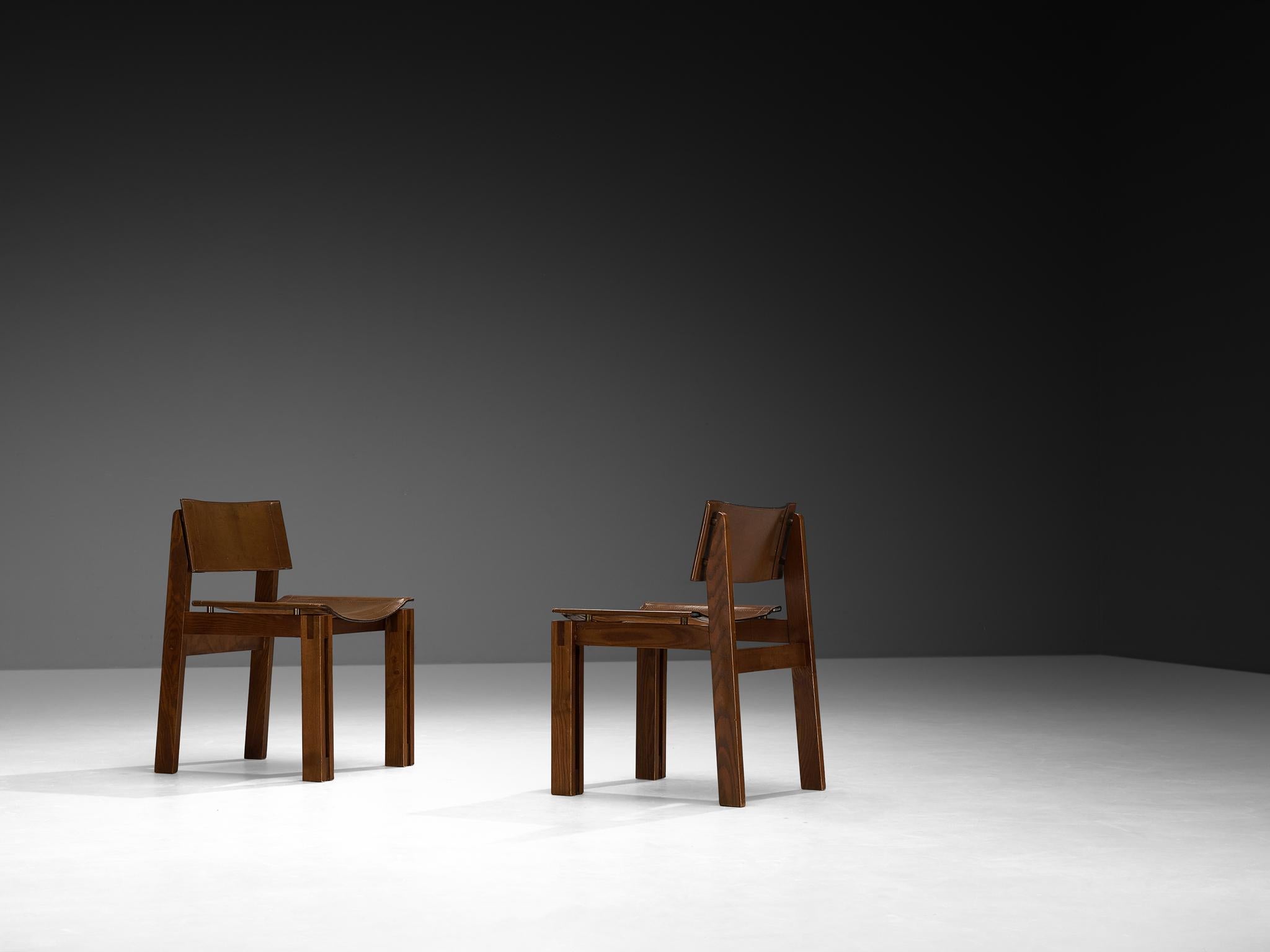 Conjunto italiano de seis sillas de comedor de mediados de siglo en fresno y cuero mediados del siglo XX en venta