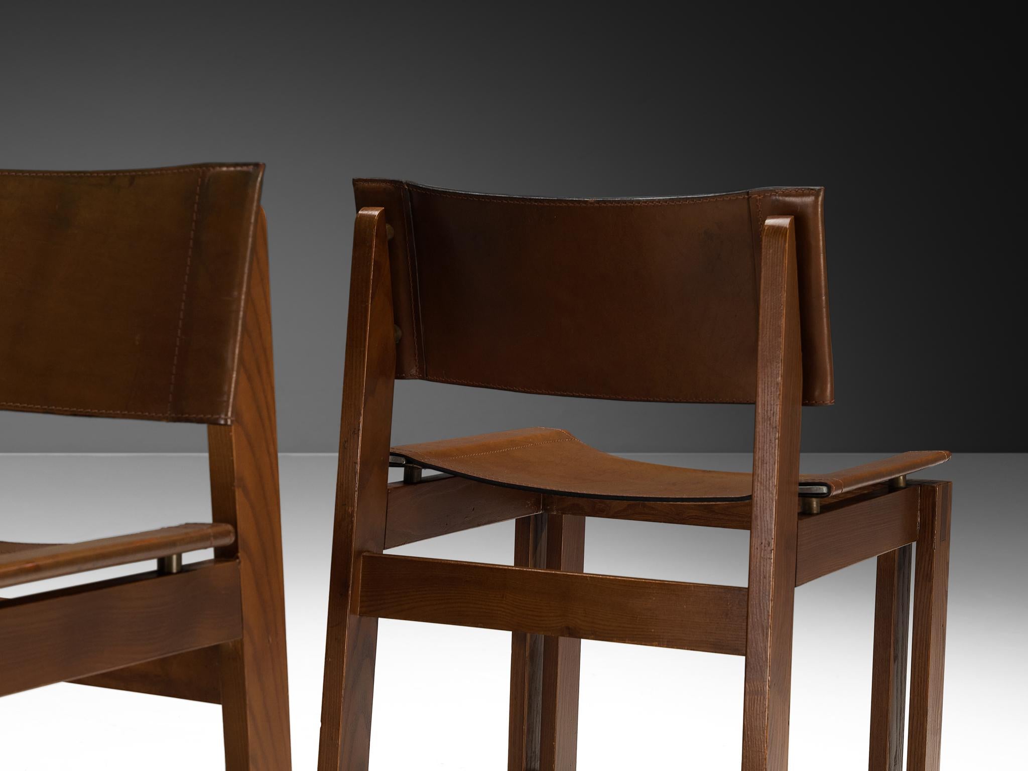 Conjunto italiano de seis sillas de comedor de mediados de siglo en fresno y cuero en venta 1
