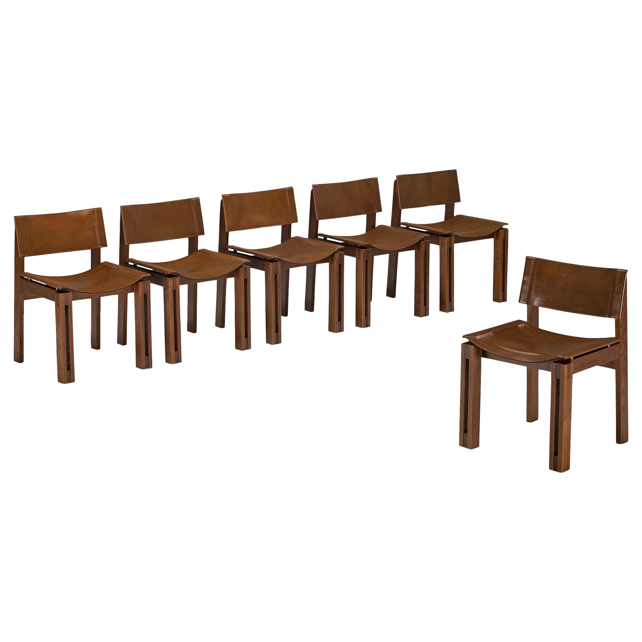 Conjunto italiano de seis sillas de comedor de mediados de siglo en fresno y cuero en venta