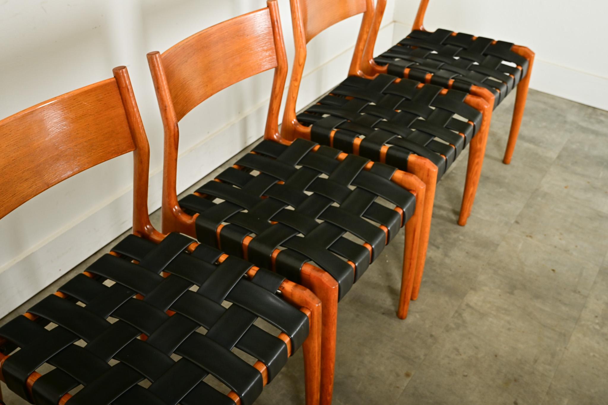 Ensemble italien de six chaises de salle à manger du siècle dernier en vente 3