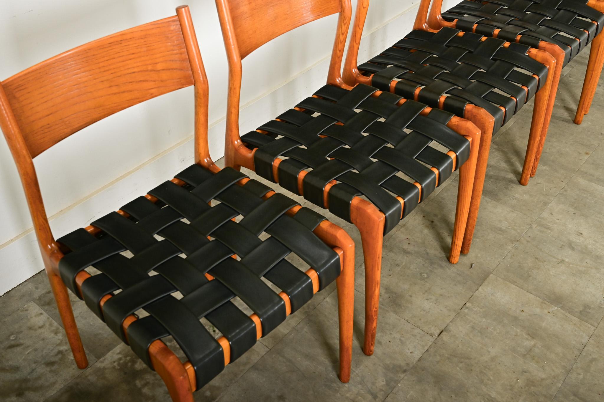 Ensemble italien de six chaises de salle à manger du siècle dernier en vente 4