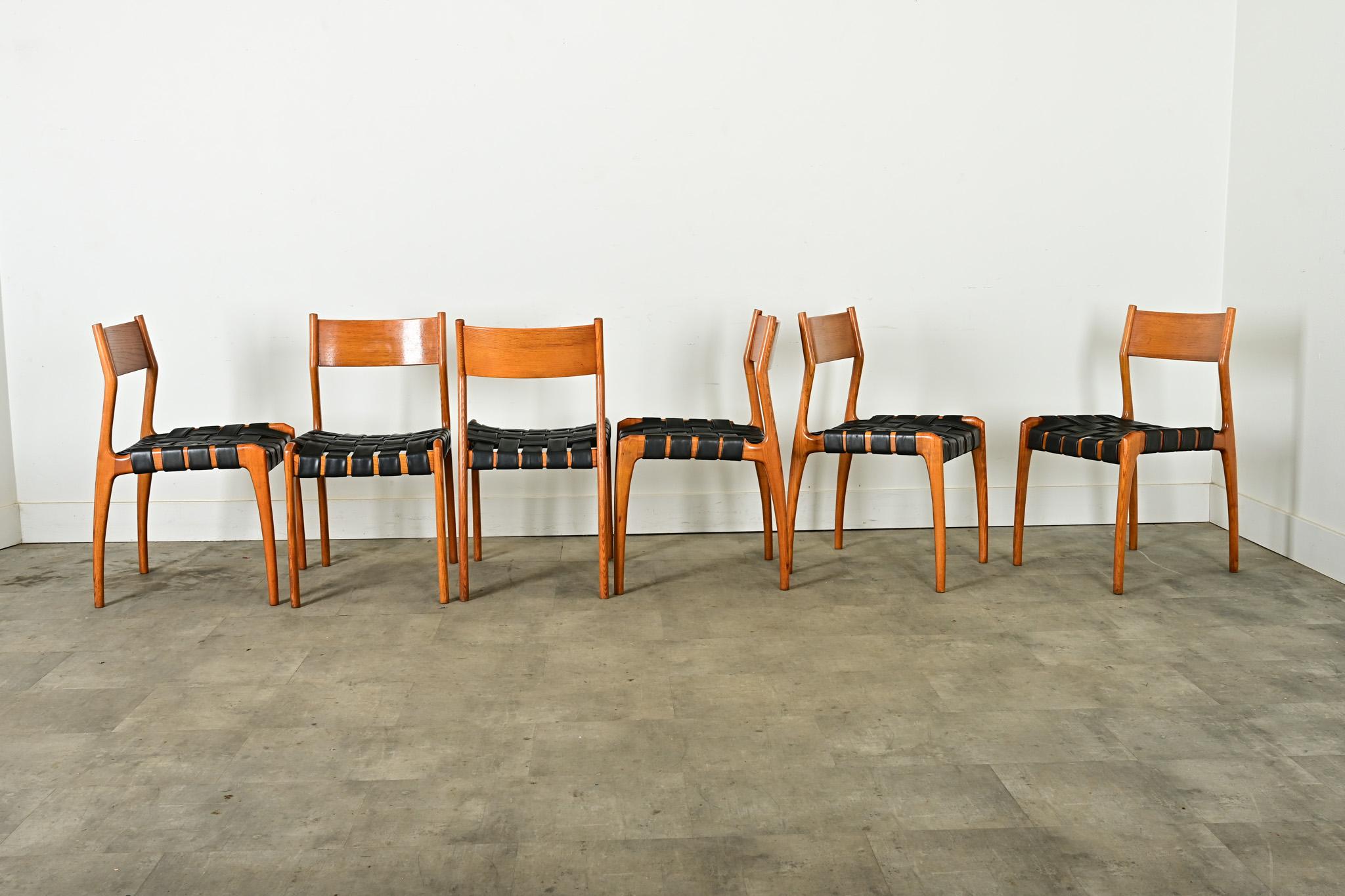Ensemble italien de six chaises de salle à manger du siècle dernier en vente 5