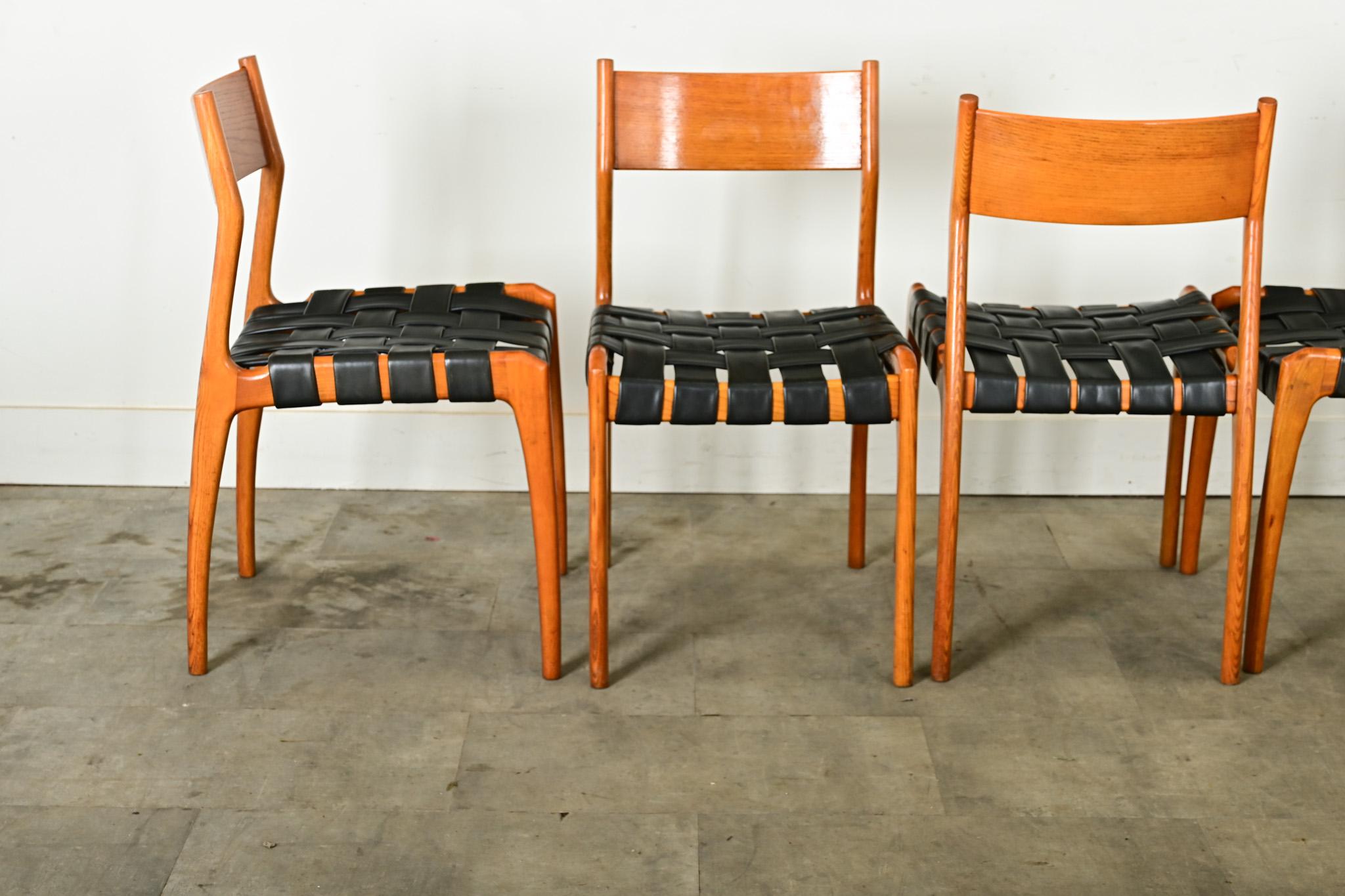 Ensemble italien de six chaises de salle à manger du siècle dernier en vente 8
