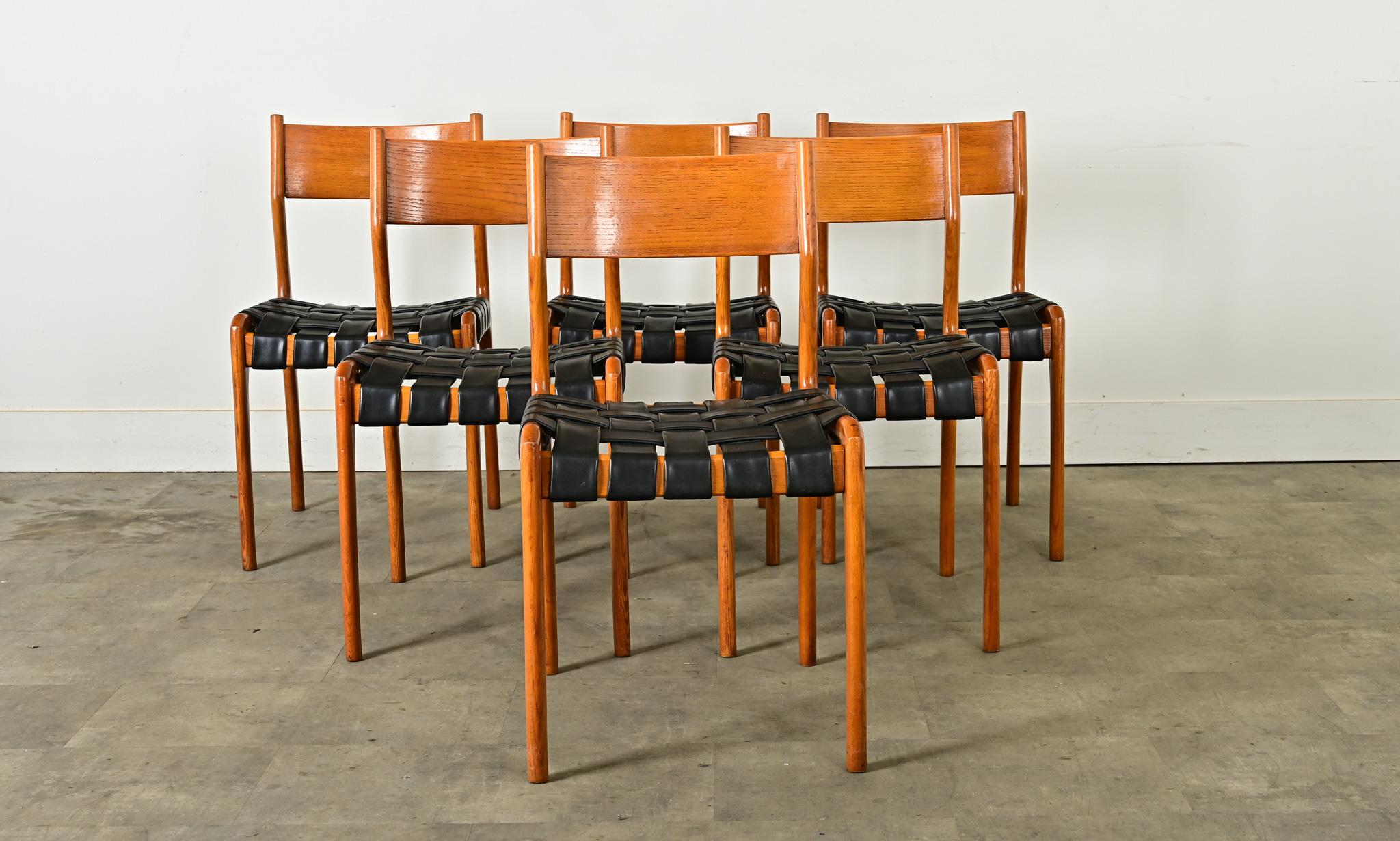 Ensemble intemporel de six chaises de salle à manger sans accoudoirs de la firme italienne Consorzio Beeche Friuli, vers 1960, en structure de bois de hêtre avec des assises tissées en cuir épais. Classique de la modernité du milieu du siècle,