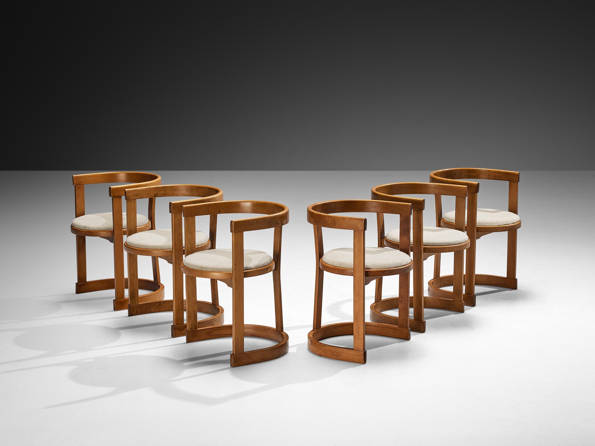Set di sei sedie da pranzo, faggio, tessuto, Italia, anni '60.

Tutto in questo set di sedie è elegantemente rotondo. Lo schienale/bracciolo riprende la base con la stessa forma semicircolare e aperta. Tre listelli verticali, di cui quello