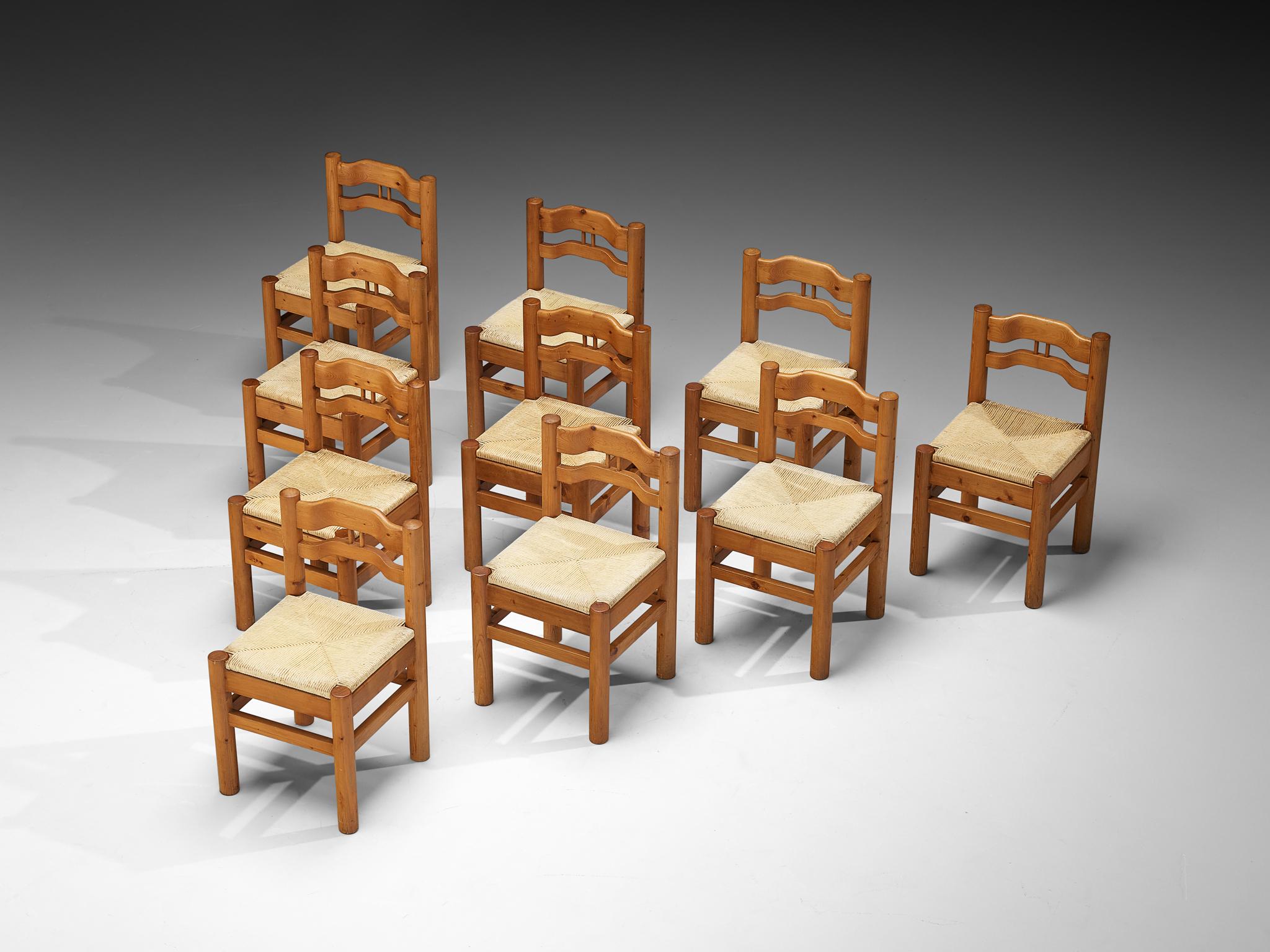 Set di dieci sedie da pranzo, pino massiccio, corda di carta, Italia, anni '70

Sedie in pino massiccio degli anni '70 in Italia dall'aspetto rustico. La loro caratteristica distintiva è lo schienale scultoreo, composto da due doghe orizzontali
