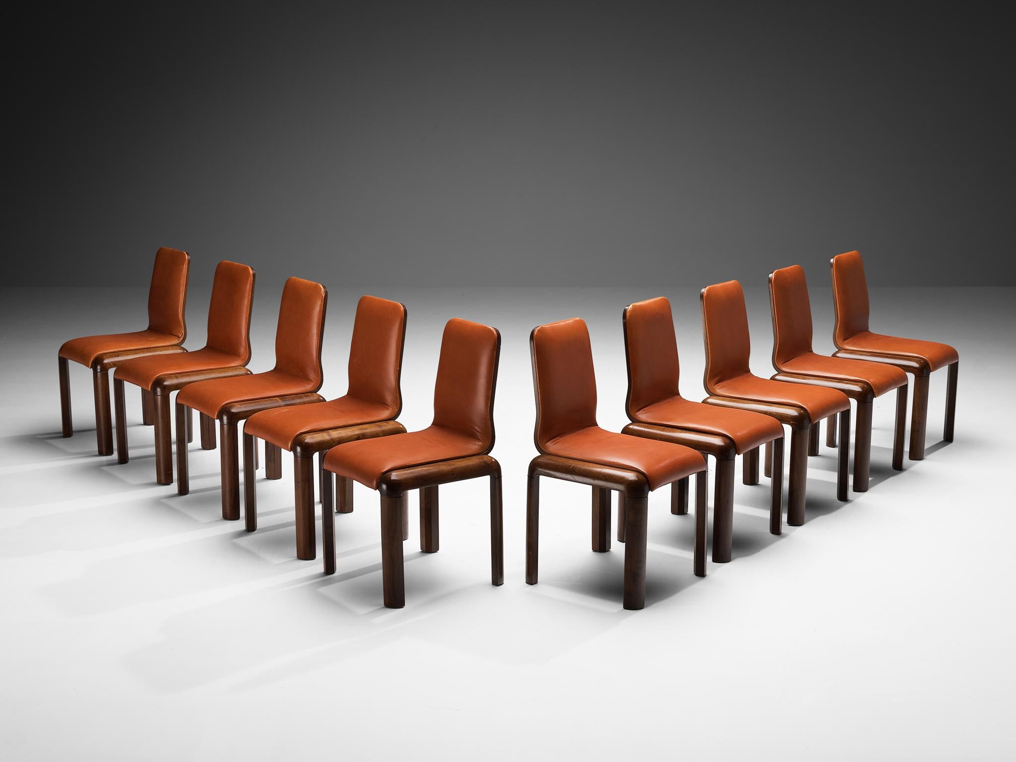 Satz von zehn Esszimmerstühlen, Leder, Nussbaum, Nussbaumsperrholz, Italien, 1970er Jahre

Wunderschön konstruierte Esszimmerstühle mit stromlinienförmigem Design und offener Konstruktion. Die Rückenlehne weist eine sanfte Kurve auf, die besonders
