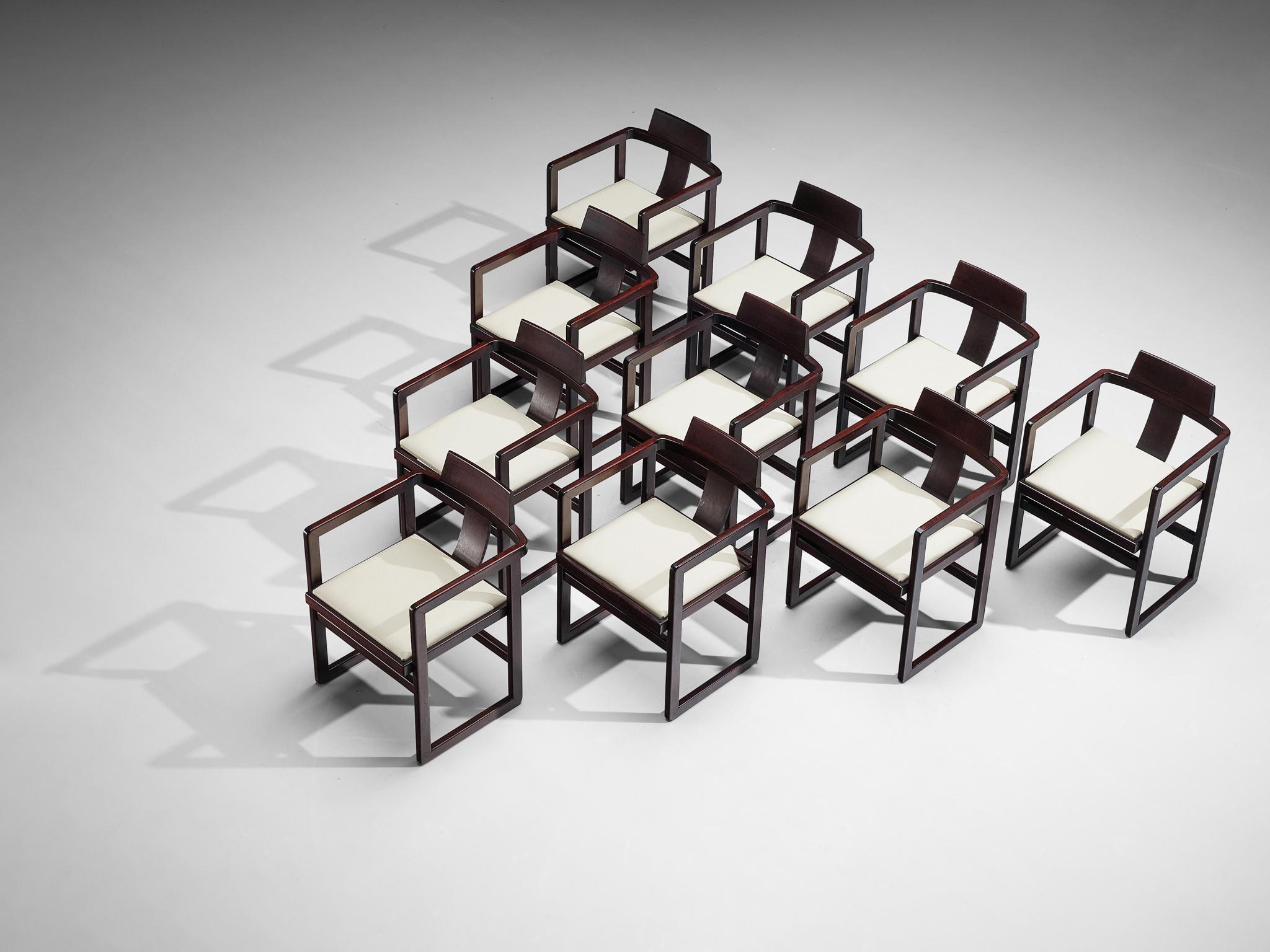 Set di dieci poltrone, faggio mordenzato, similpelle, Italia, anni '70.

Set di dieci sedie da pranzo in stile italiano, semplice ed elegante. Le linee geometriche rettilinee sono protagoniste nell'esecuzione, ad esempio nella cornice in legno tinto