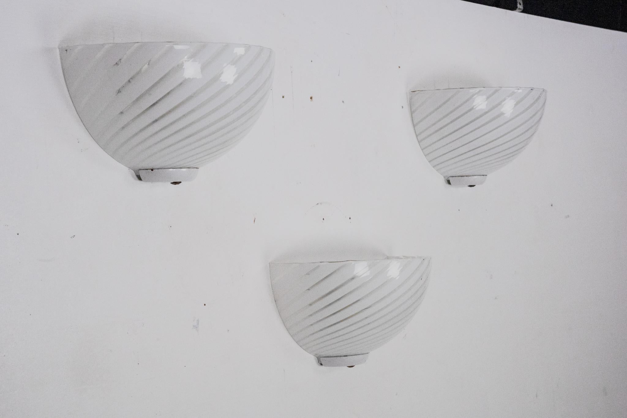 Mid-Century moderno Set di tre applique in vetro di Murano a righe in stile Venini. Italia anni '70 in vendita