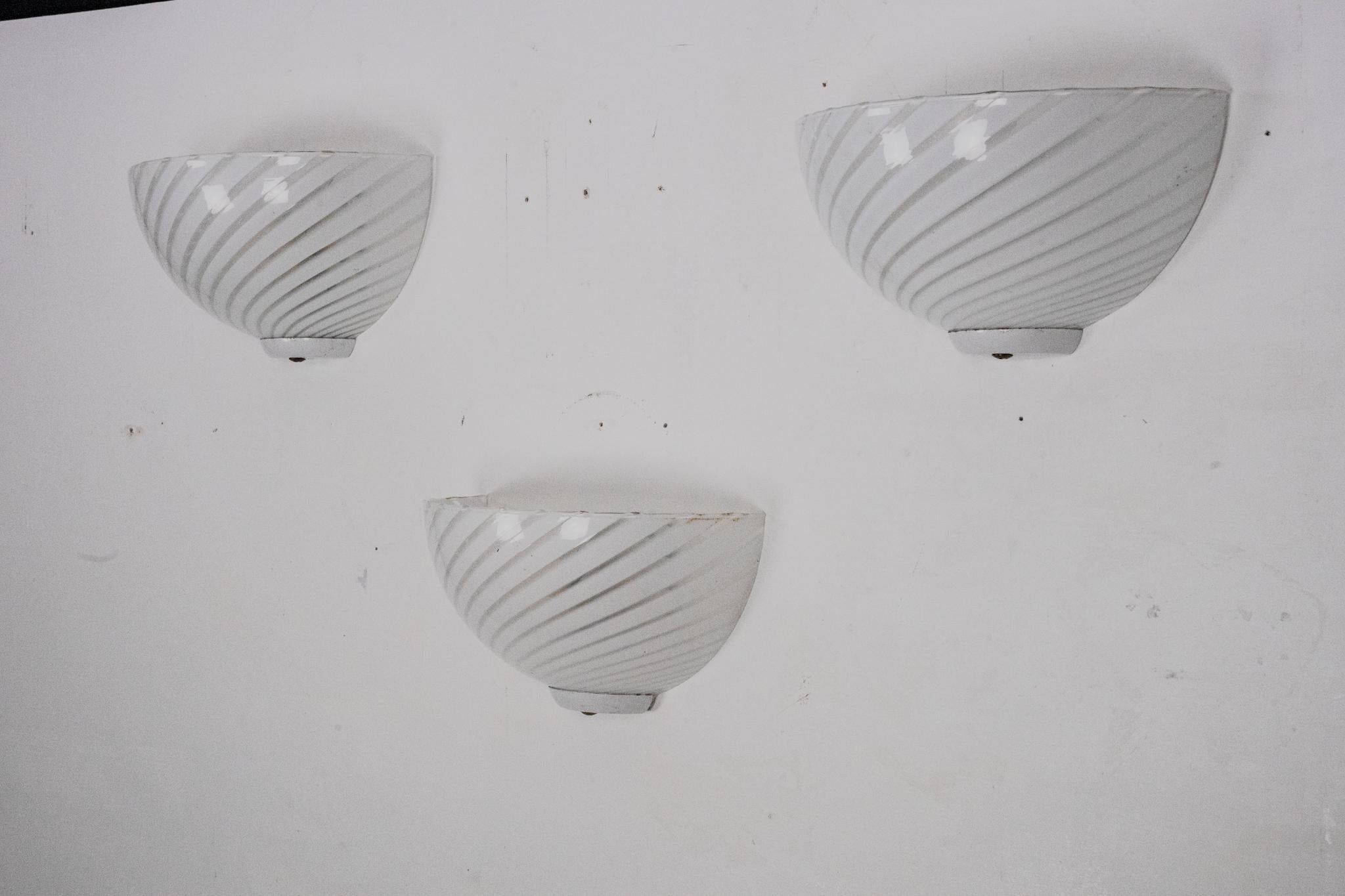 Italiano Set di tre applique in vetro di Murano a righe in stile Venini. Italia anni '70 in vendita