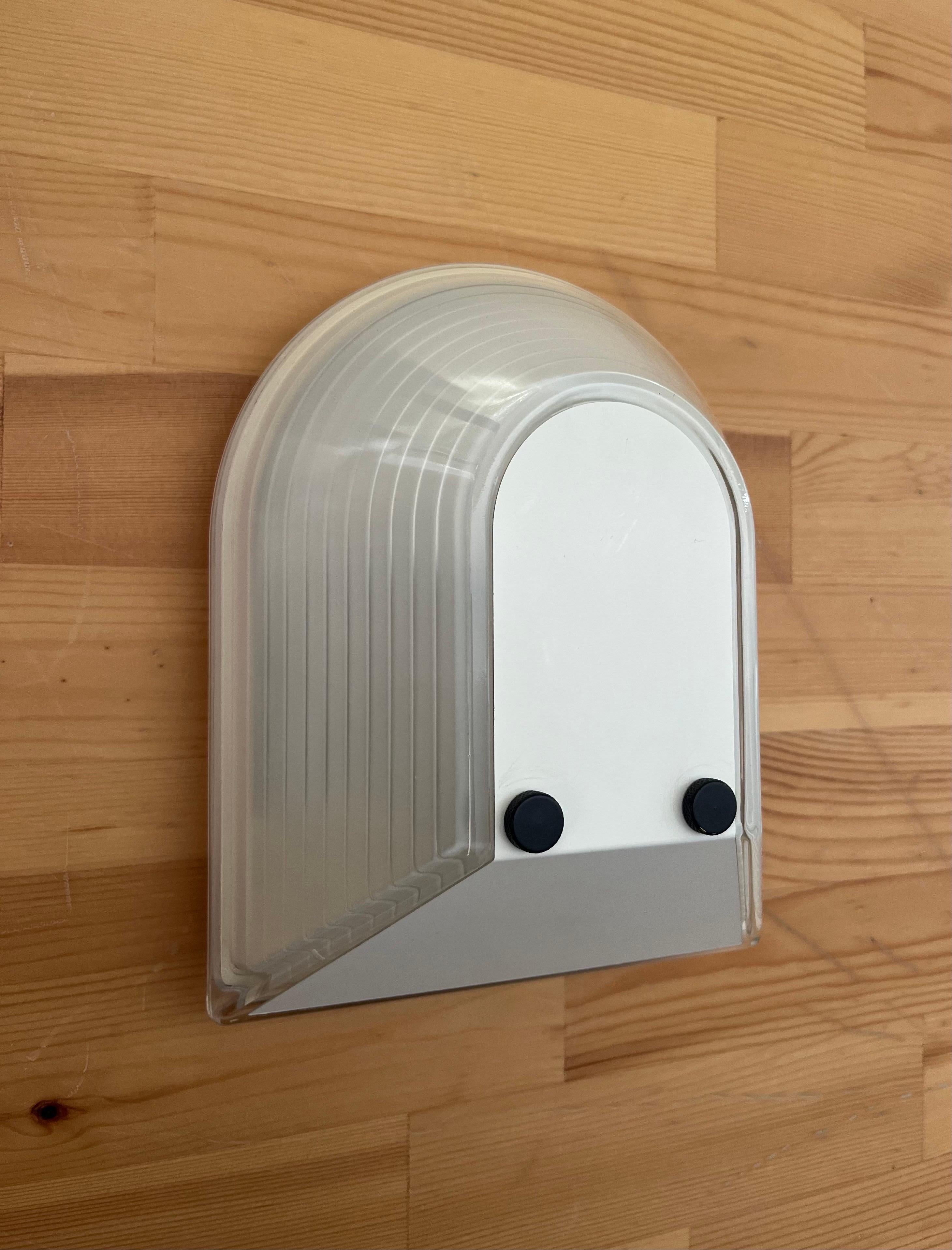 Bellezza Postmoderna Italiana Set di tre lampade da parete bianche di Roberto Fiorato. Questi apparecchi sono stati progettati e prodotti negli anni '80 in Italia per Prisma, modello 