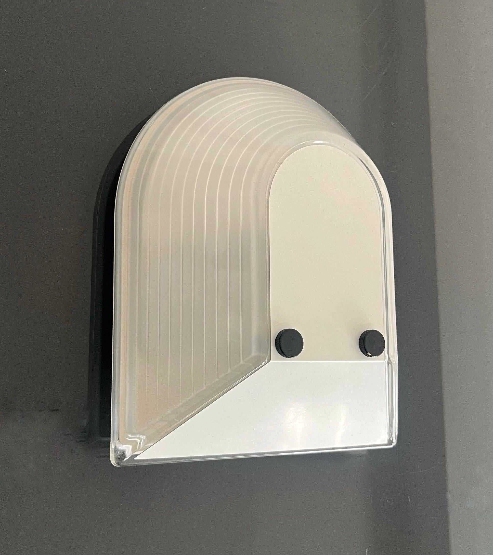 Italiano Set di tre lampade da parete bianche Tesi di R. Fiorato per Prisma, anni Ottanta in vendita