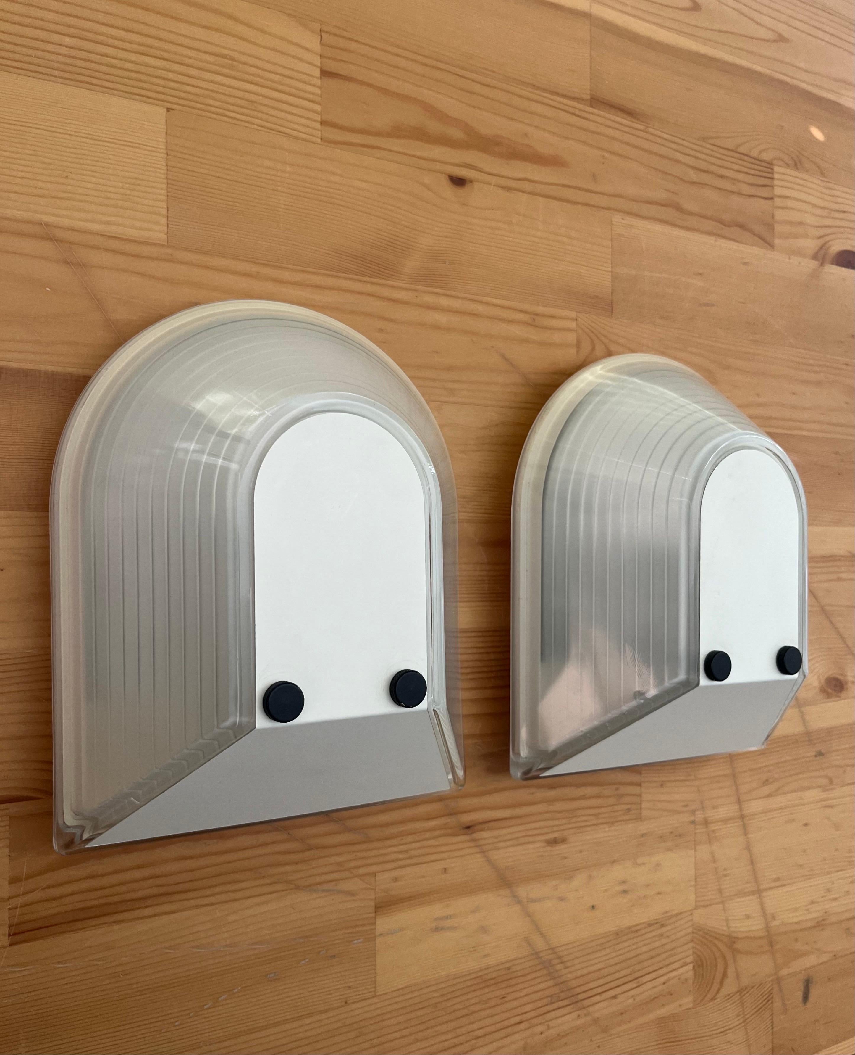 Ottone Set di tre lampade da parete bianche Tesi di R. Fiorato per Prisma, anni Ottanta in vendita