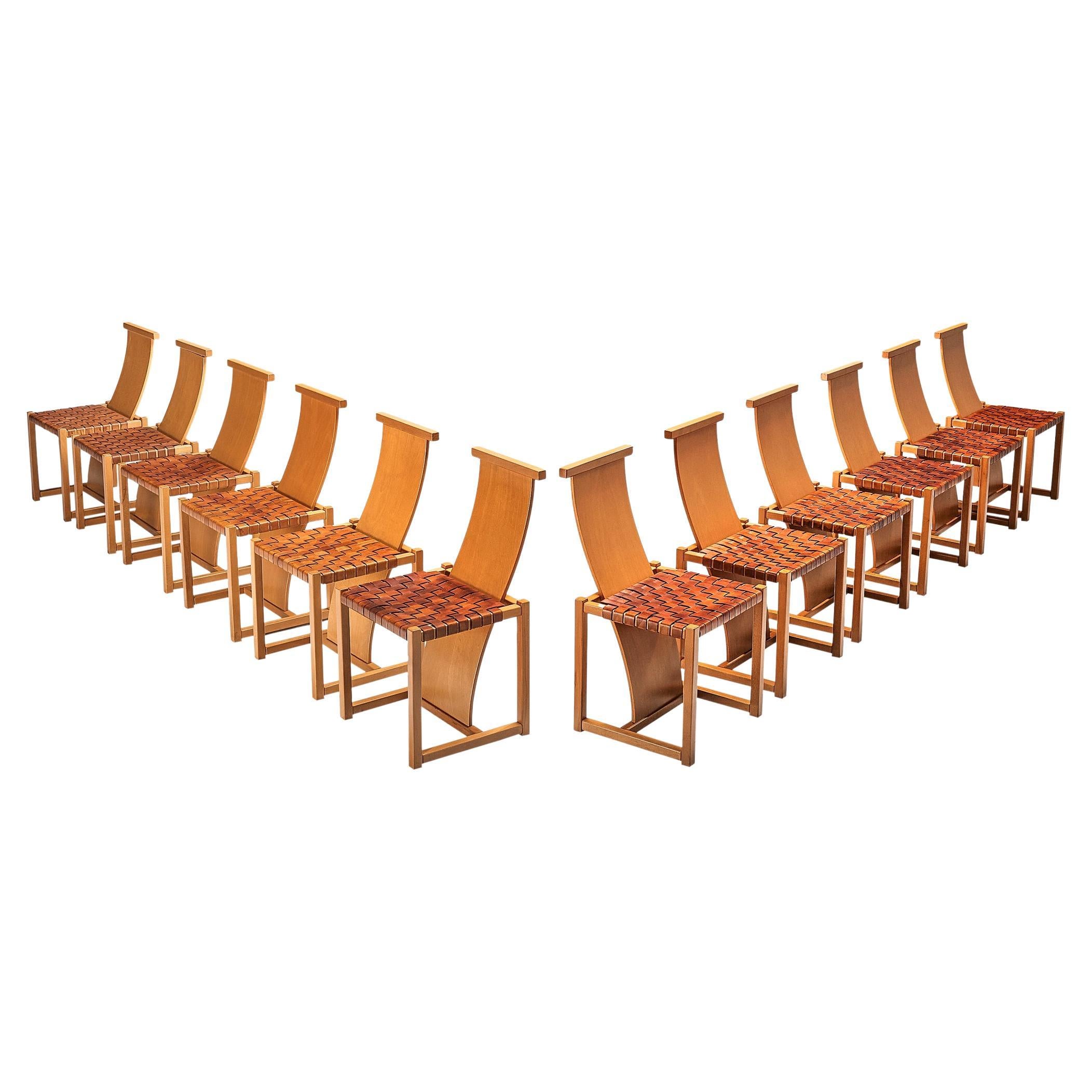 Ensemble italien de douze chaises de salle à manger avec sièges en cuir tissé