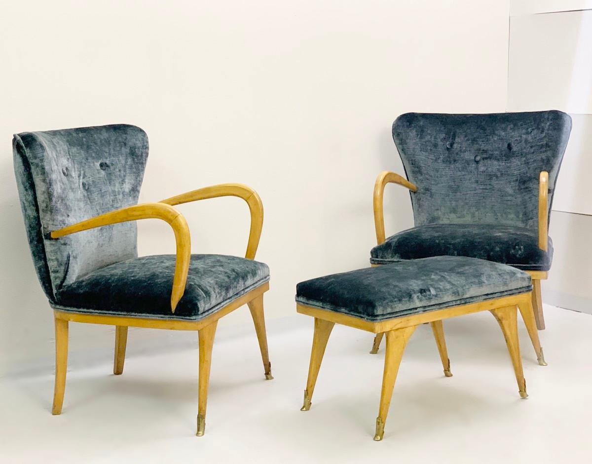 Italian set of two armchairs and a bench, new velvet upholstery
Bench dimension in centimeters: 57 x 35 x H 36.