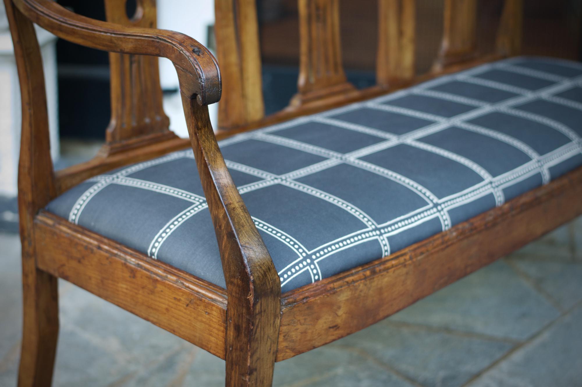 Italian Settee / Hall Bench of Walnut For Sale 3