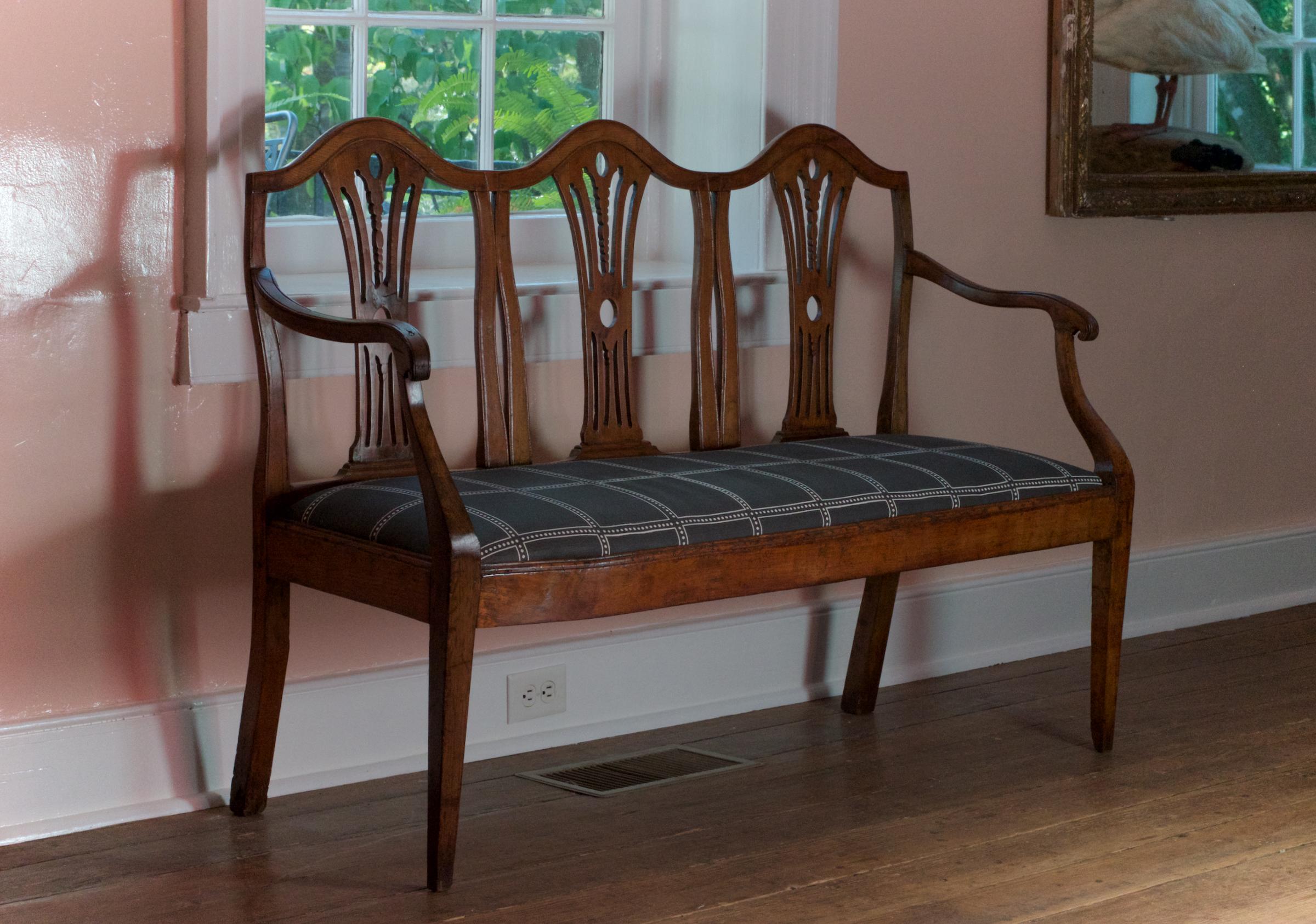 Italian Settee / Hall Bench of Walnut For Sale 5