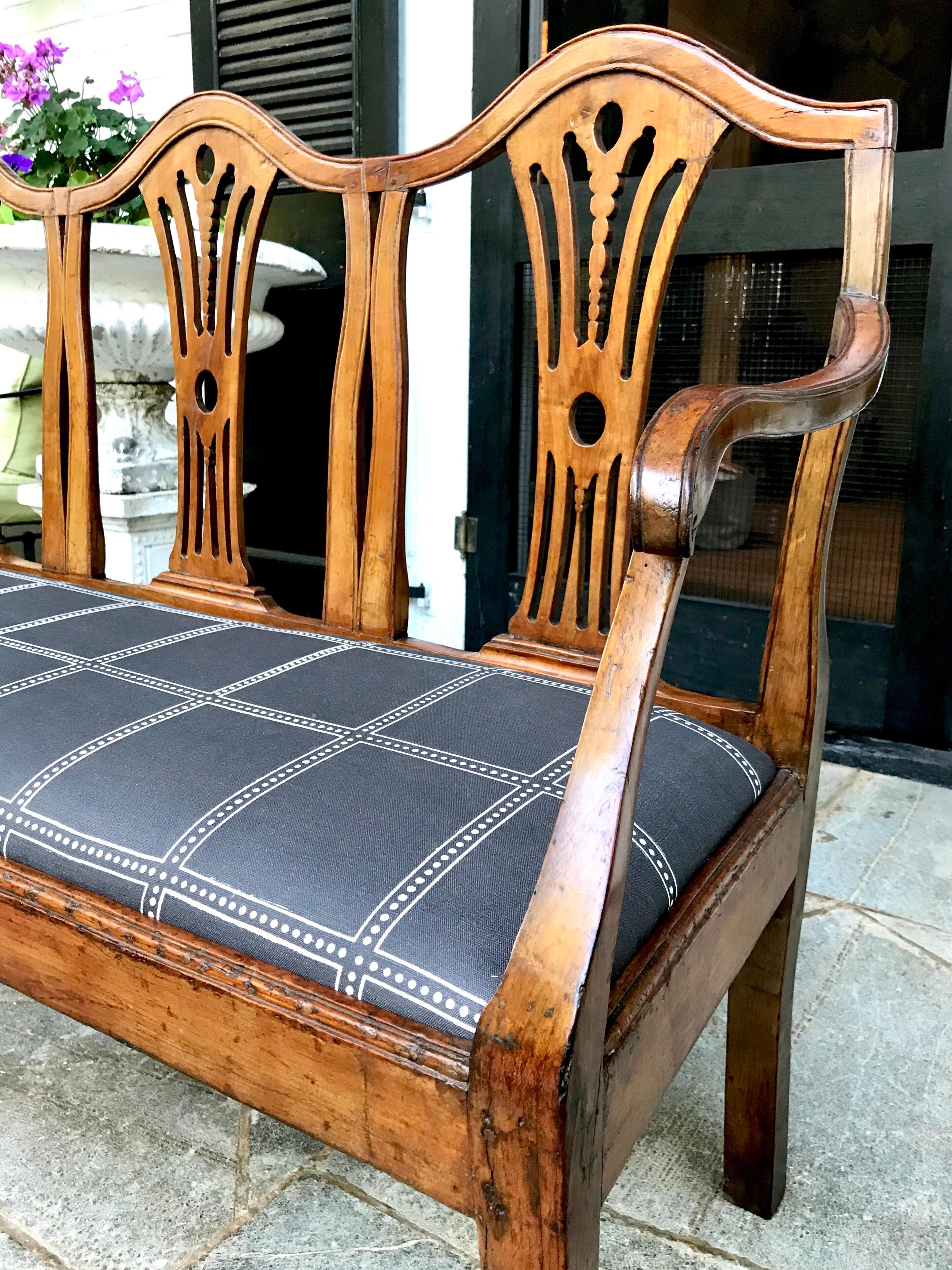 Italian Settee / Hall Bench of Walnut In Good Condition For Sale In Charlottesville, VA