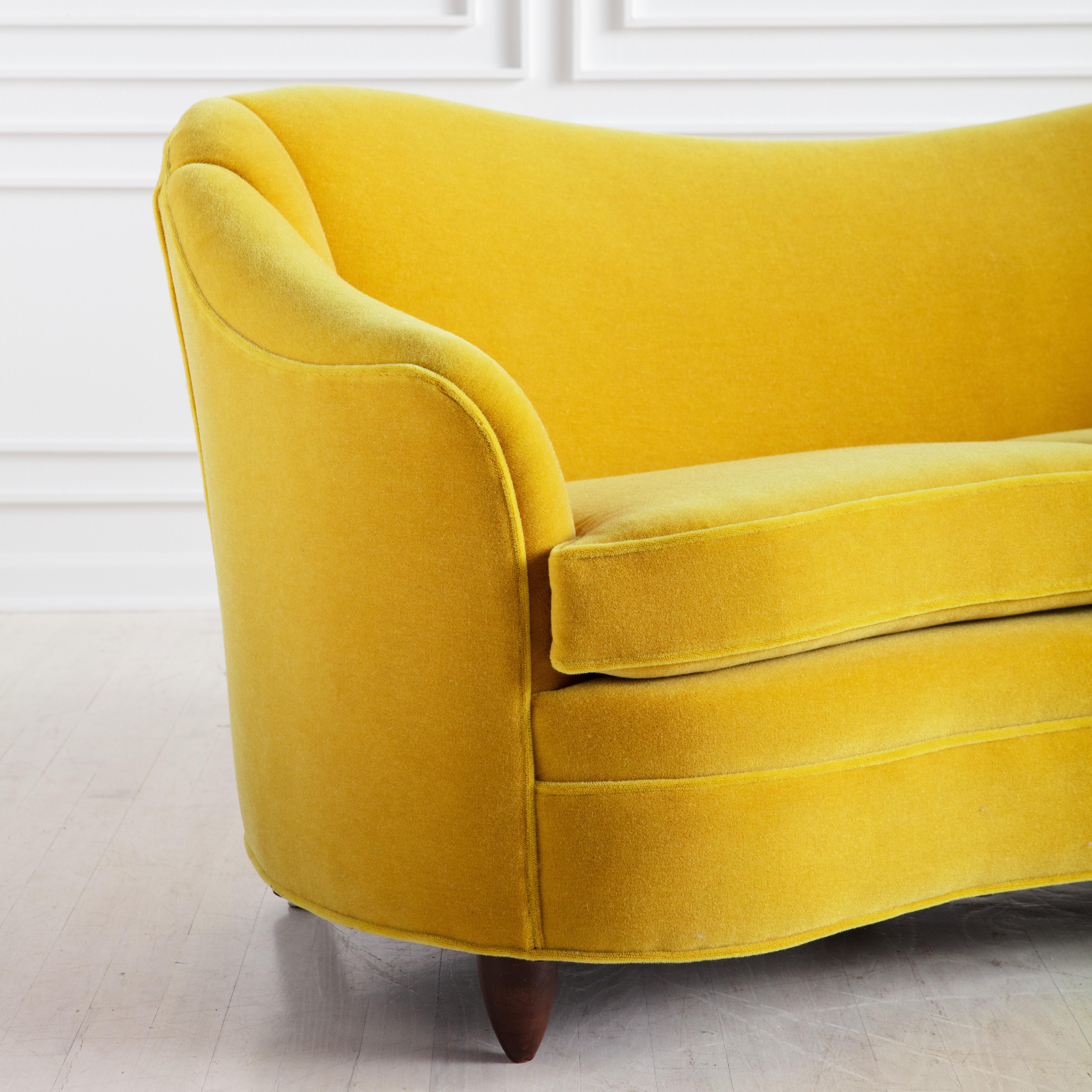 Italian Settee in Mustard Yellow Mohair In Excellent Condition In Chicago, IL