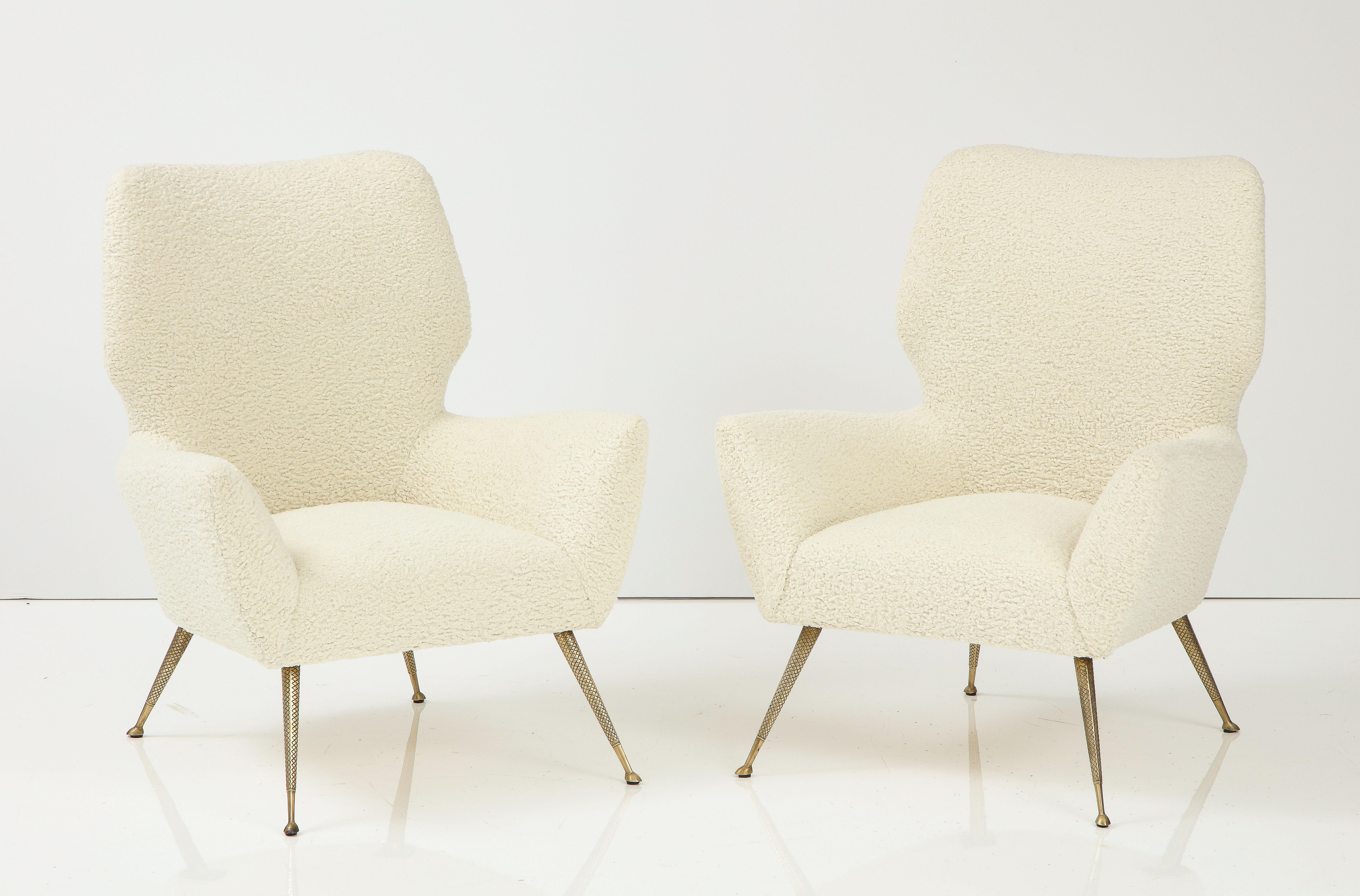 Italian Settee and pair of chairs with brass legs, Gio Ponti for Casa e Giardino.
A rare and unique living room suite of furniture, consisting of a settee and pair of chairs. The settee and pair of chairs with curved, elegantly shaped back and arms