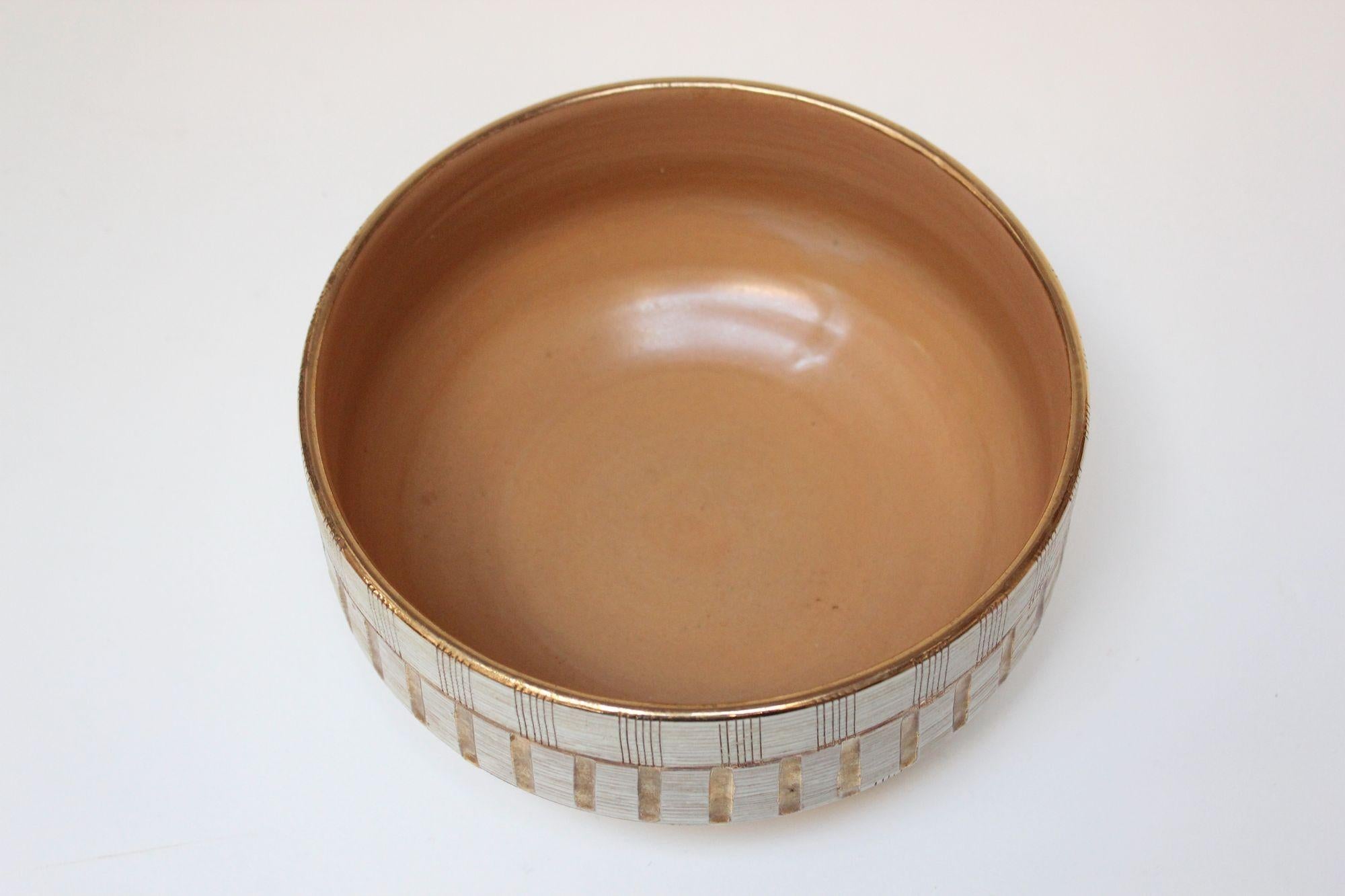 Italian Sgraffito Gold and White Glazed Ceramic Bowl by Aldo Londi for Bitossi In Good Condition In Brooklyn, NY