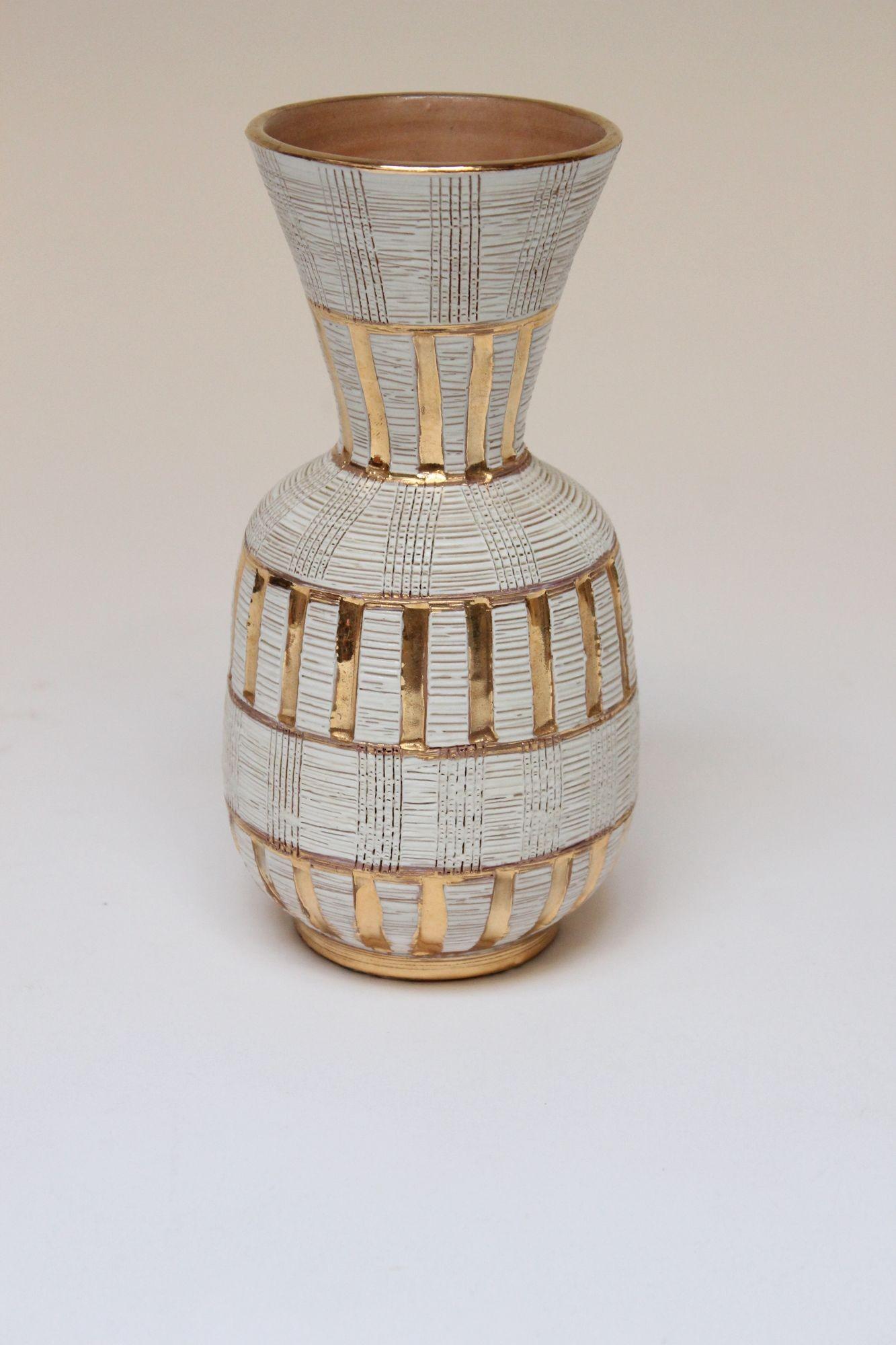 Glamorous vintage ceramic vase with incised design and hand-painted gold accents designed by Aldo Londi for Bitossi (ca. 1950s, ltaly).
The etched sgraffito linear pattern reveals the beige base under the matte white glaze.
Excellent, vintage