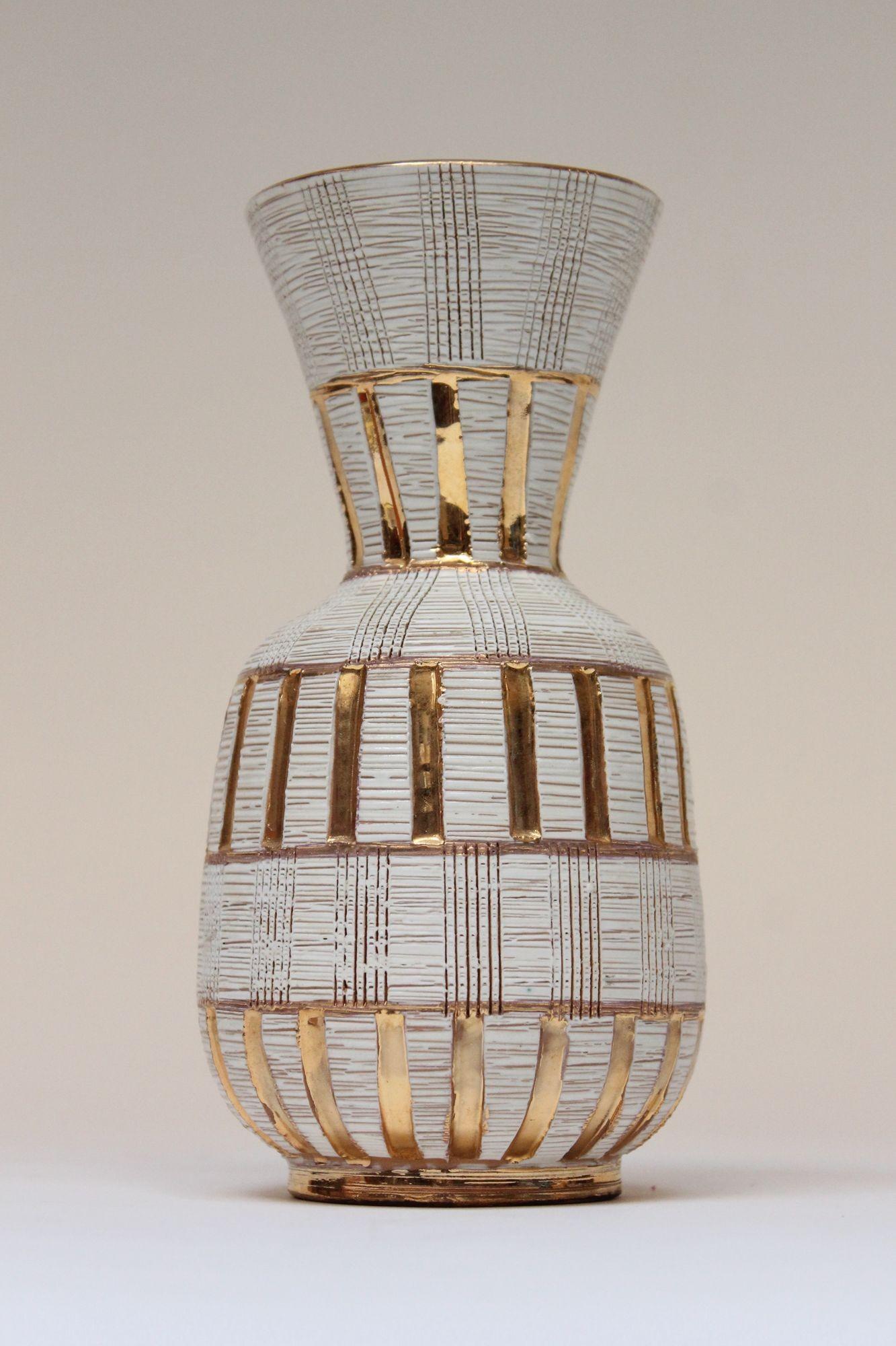 Italian Sgraffito Gold and White Glazed Ceramic Vase by Aldo Londi for Bitossi In Good Condition In Brooklyn, NY
