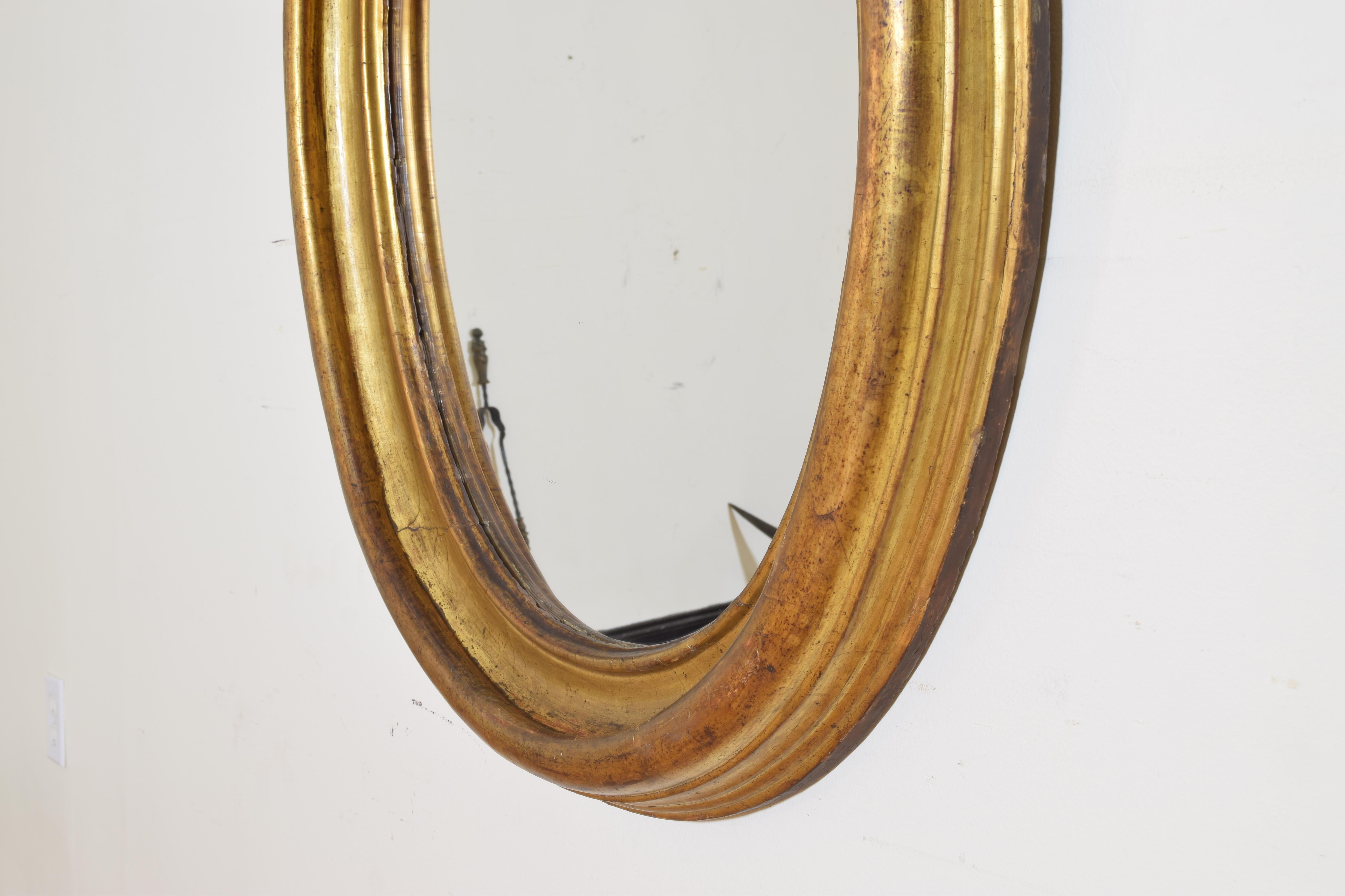 Italian Shaped Giltwood Oval Mirror, Early 18th Century In Good Condition In Atlanta, GA