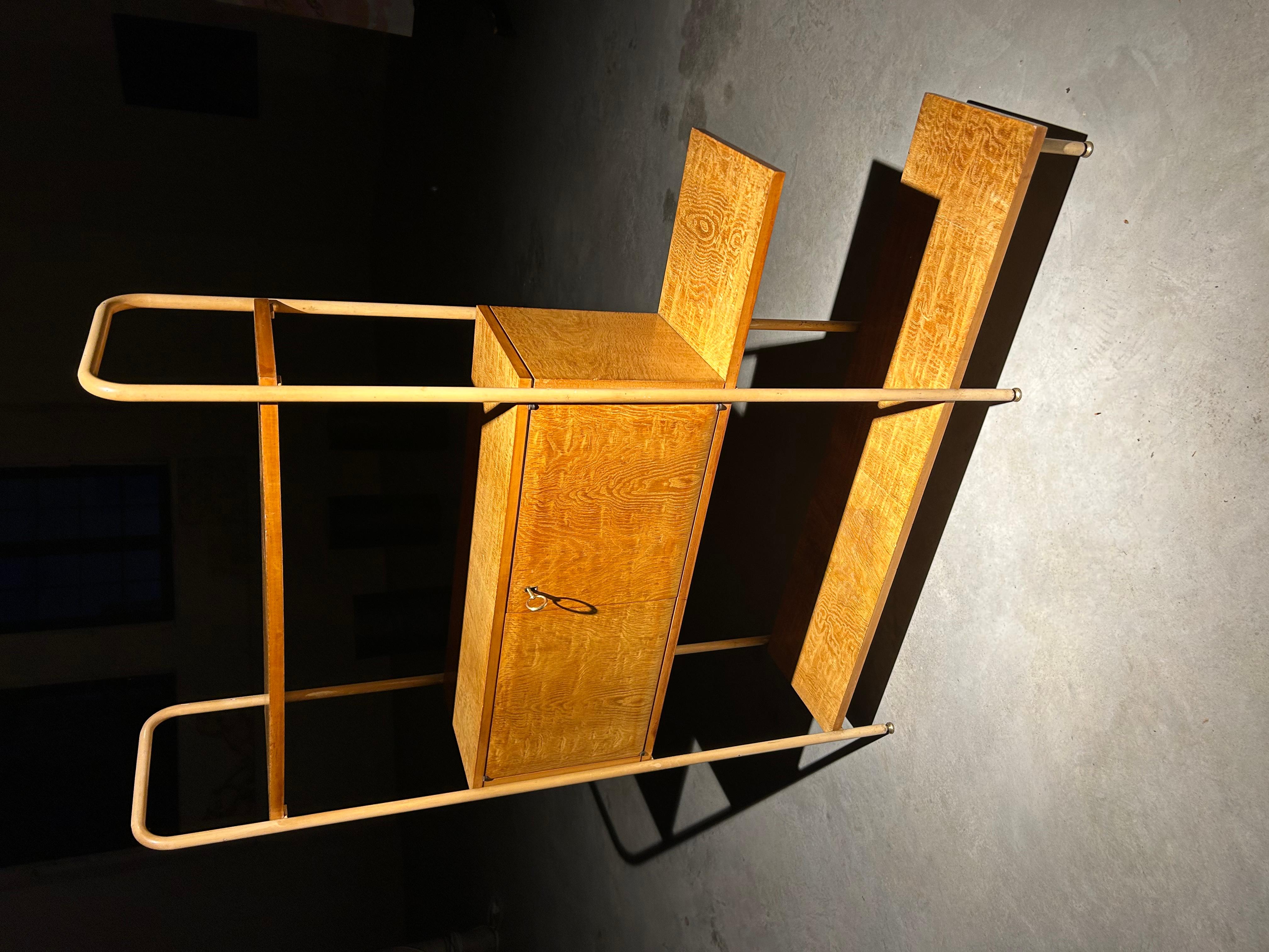 Nice and sculptural italian 1960’s shelf In rosewood.
There is two doors With à Nice key.
