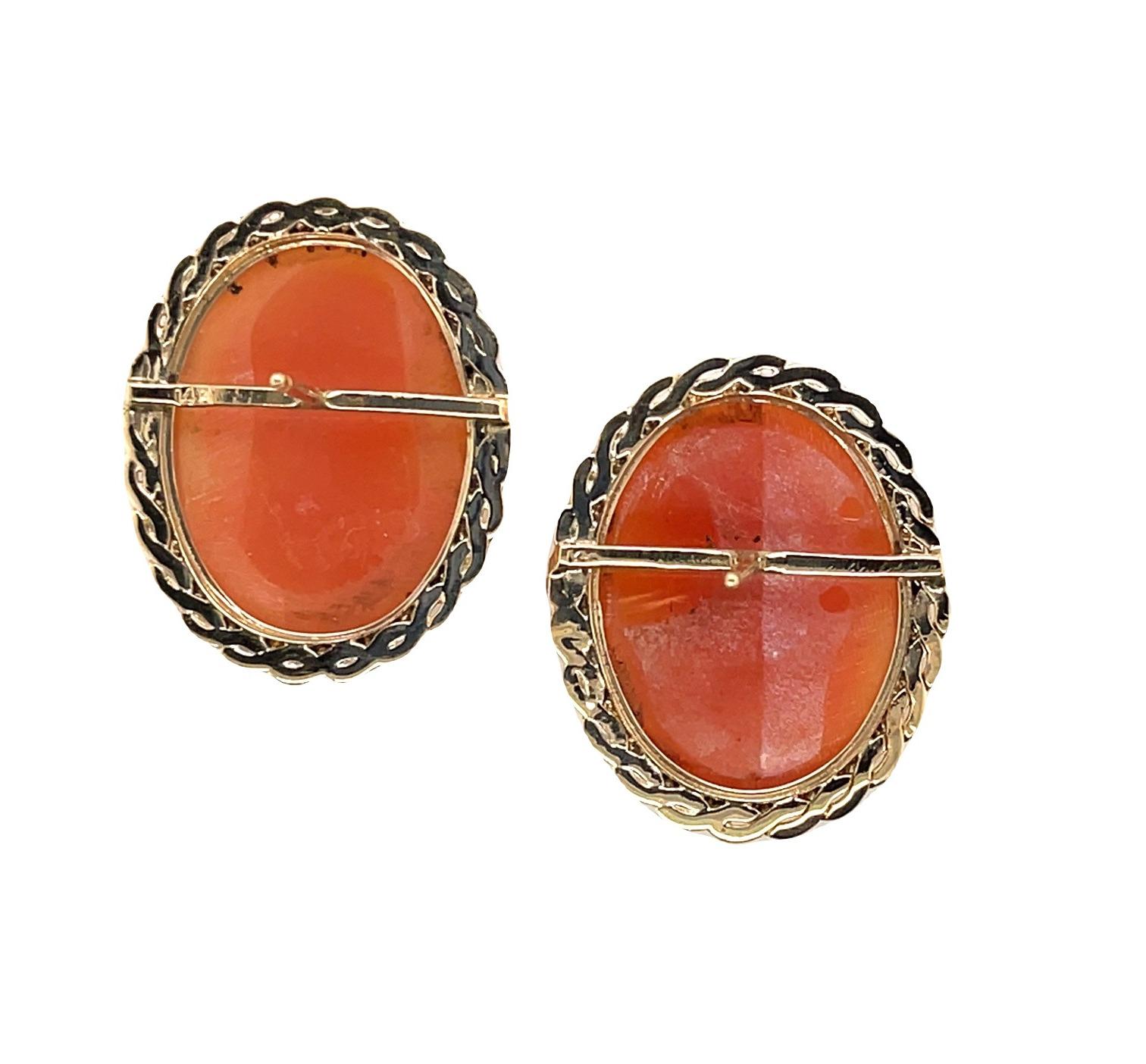 Italian Shell Cameo Stud Earrings in Yellow Gold In New Condition For Sale In Los Angeles, CA