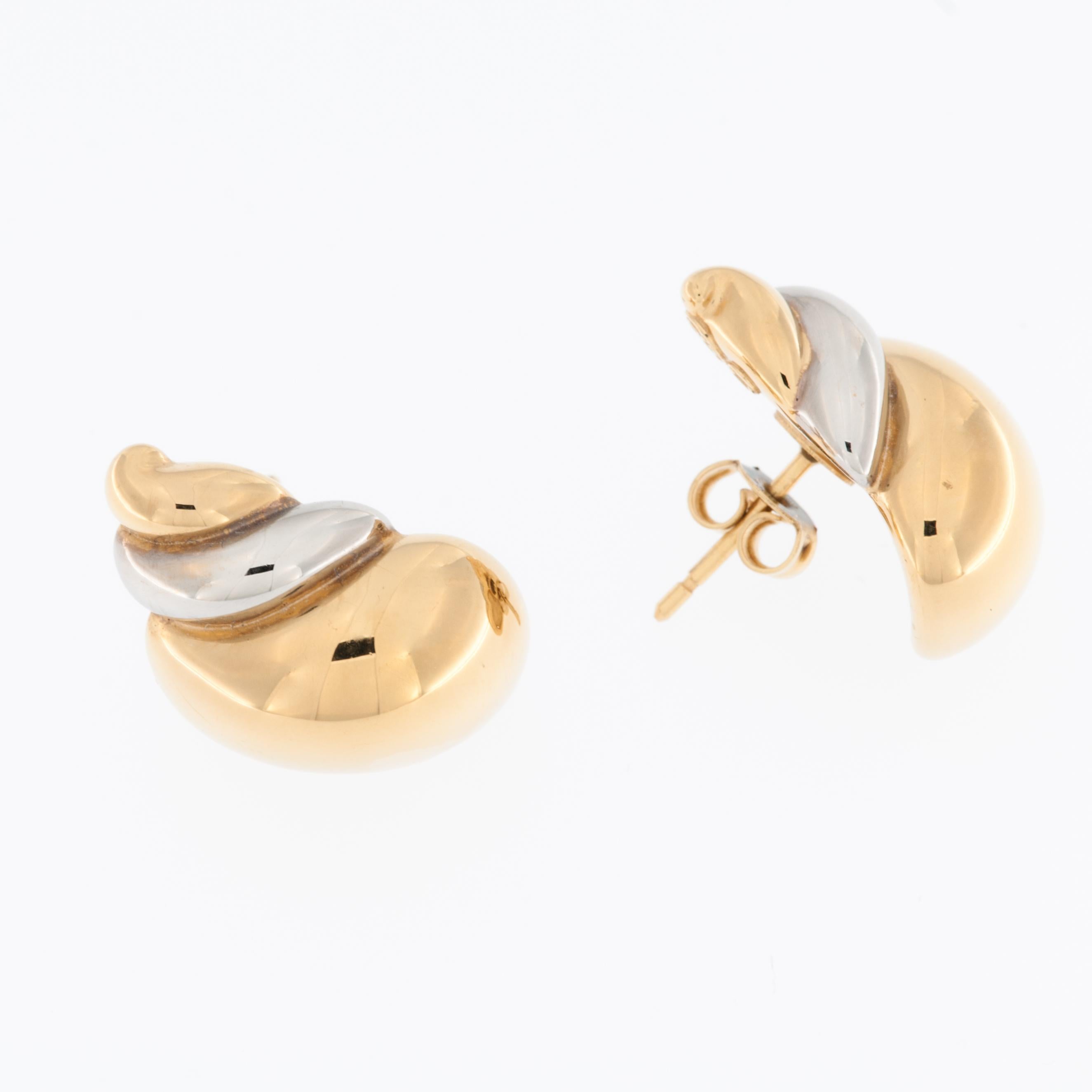Ces boucles d'oreilles en coquillage italien sont une expression unique et exquise de l'artisanat et du design. Fabriquées à partir d'une combinaison d'or jaune et d'or blanc 18kt, ces boucles d'oreilles présentent un mélange de deux métaux luxueux,