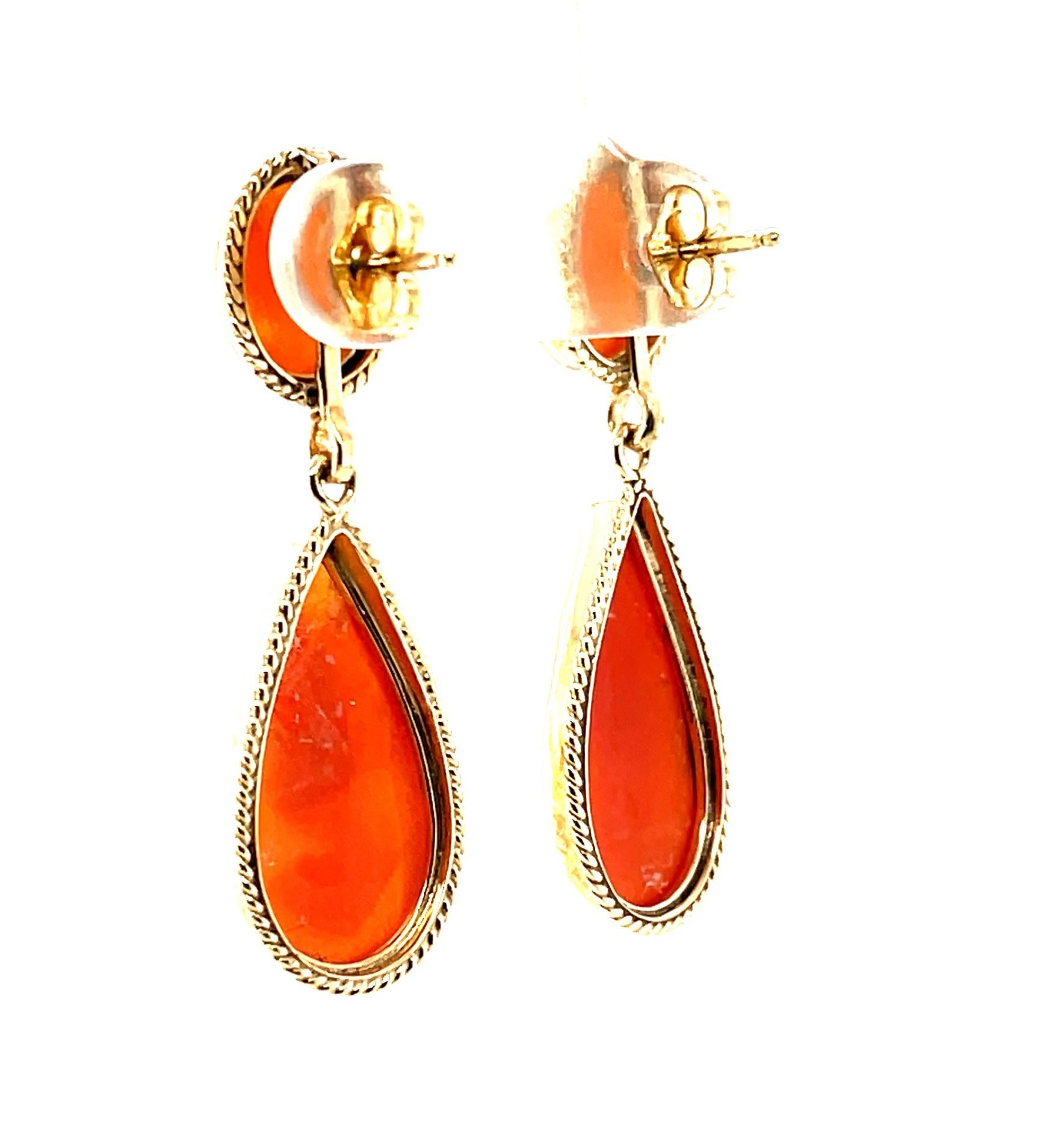 Italian Shell Cameo Dangle Earrings in Yellow Gold In New Condition For Sale In Los Angeles, CA