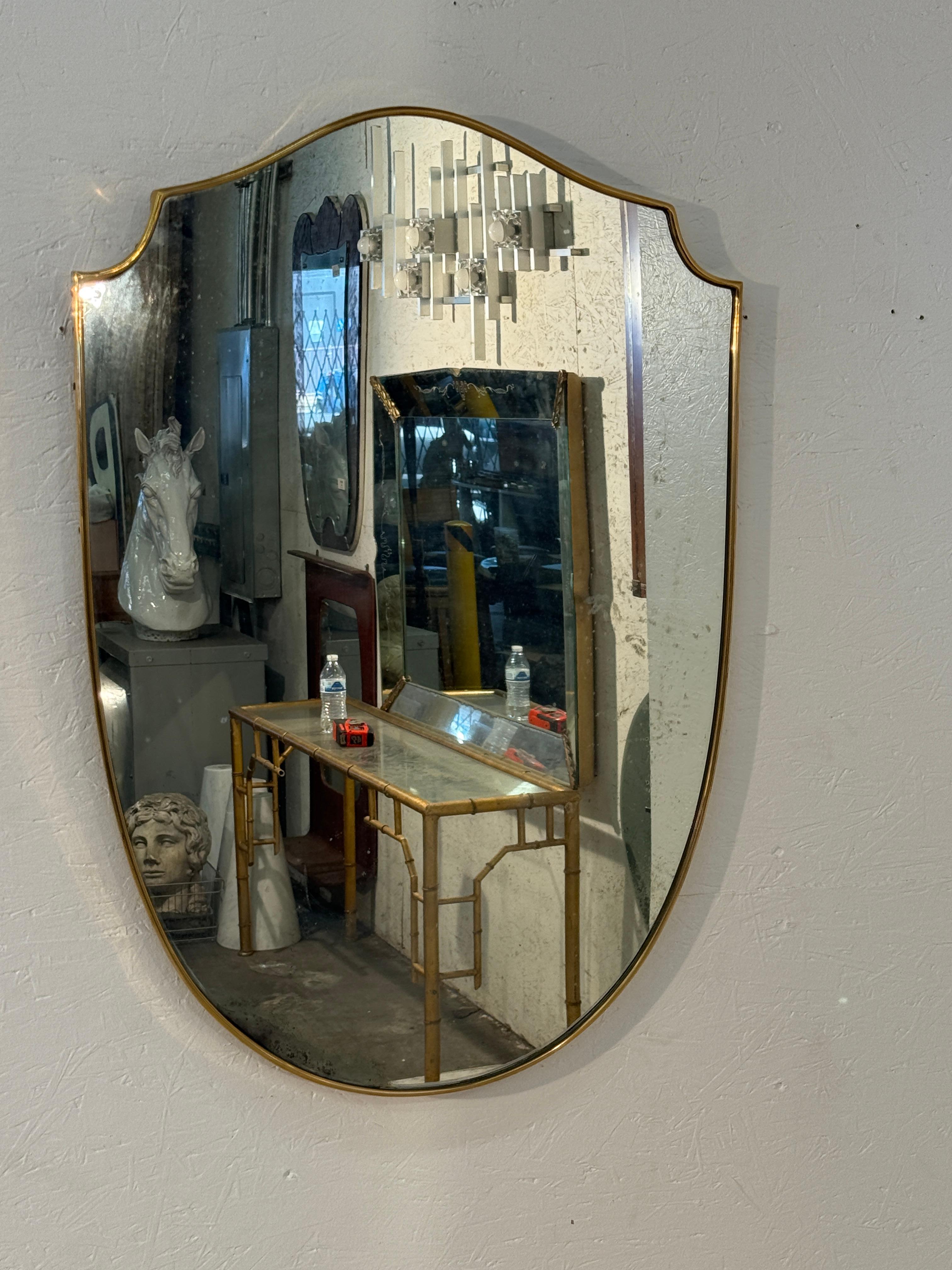Italian Shield-Shaped Wall Mirror with Brass, 1960s In condizioni buone in vendita a Los Angeles, CA