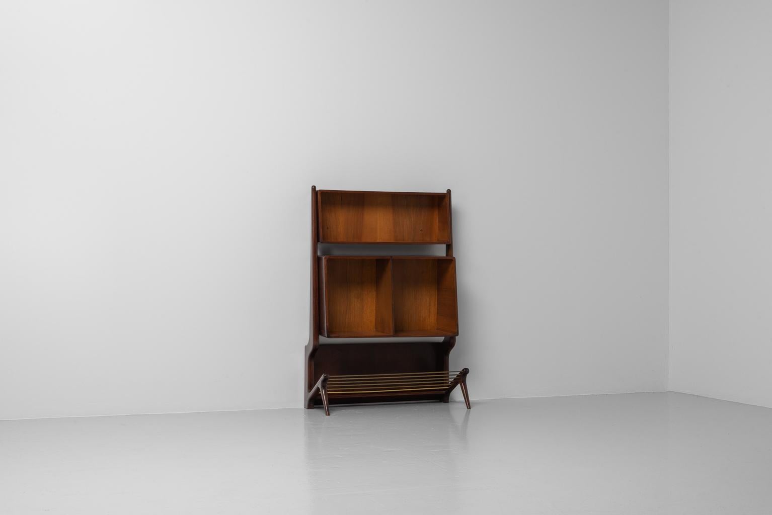 Italian shoe cabinet in walnut and brass 1950s In Good Condition In Roosendaal, Noord Brabant