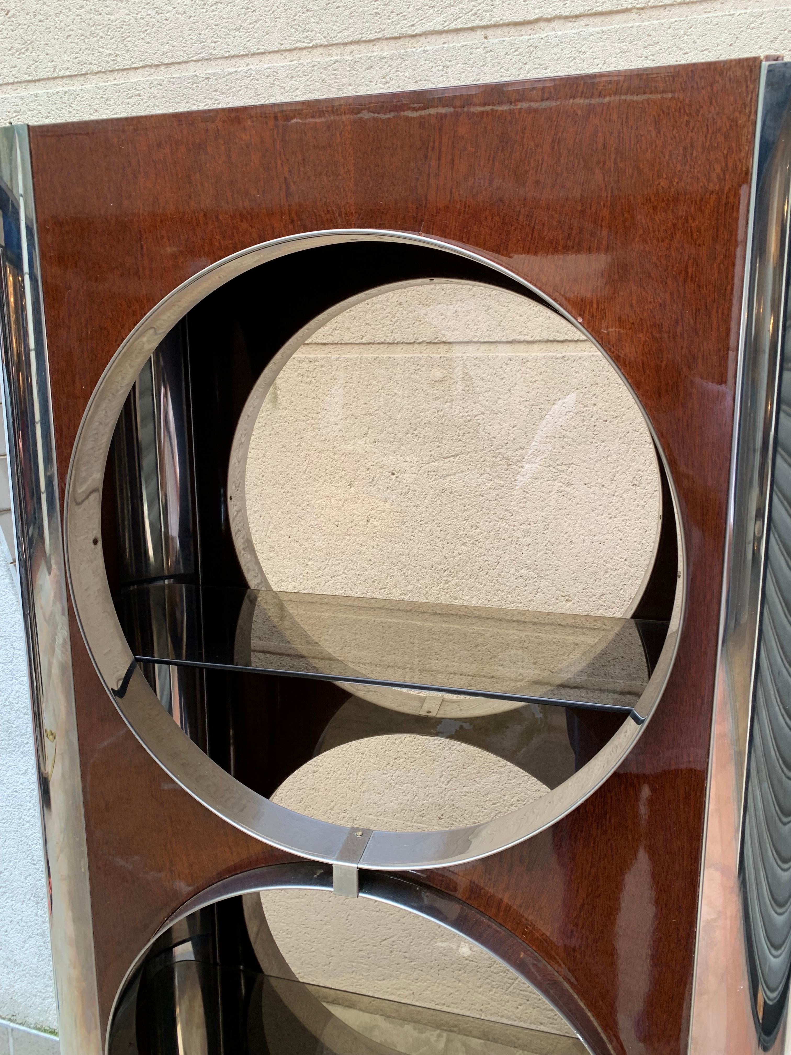 Italian showcase / library - Willy Rizzo
Stainless steel and mahogany.
The shelves and windows of the portholes are in smoked glass.
Circa 1980
Dimensions: H 178 x L 75 x P 35.